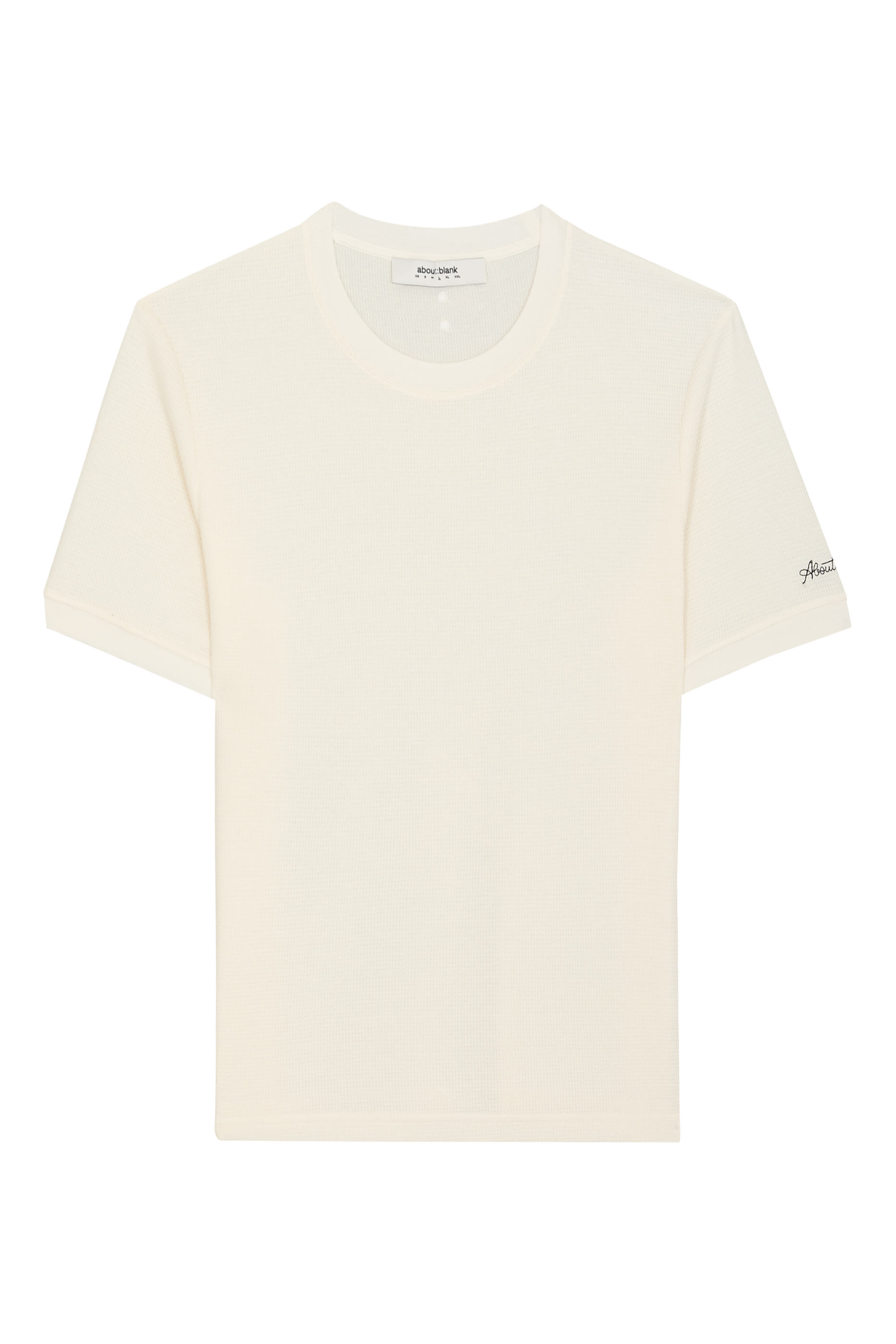 تيشيرت بقصة ضيقة وشعار الماركة