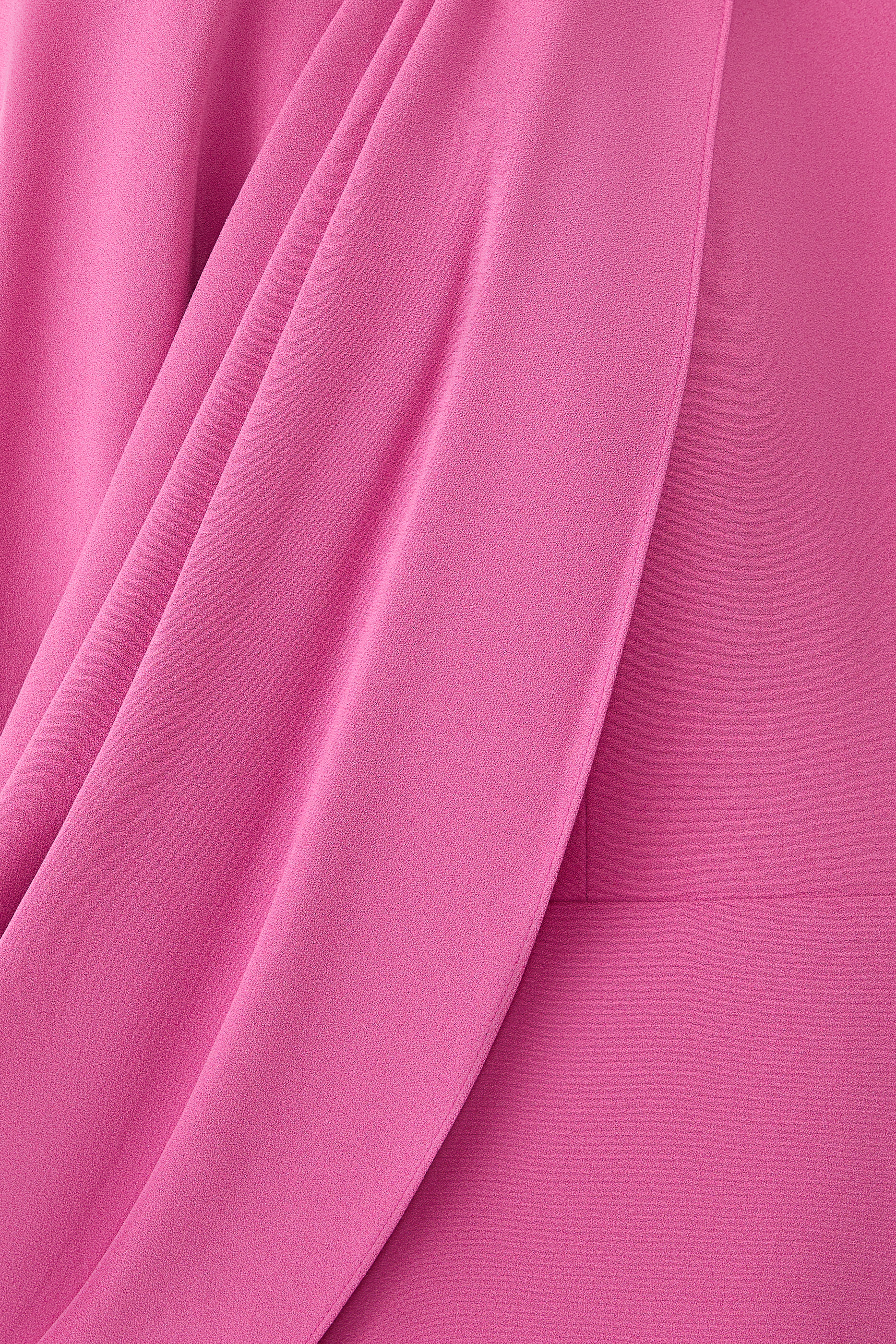 فستان سهرة بتصميم غير متماثل وكاب