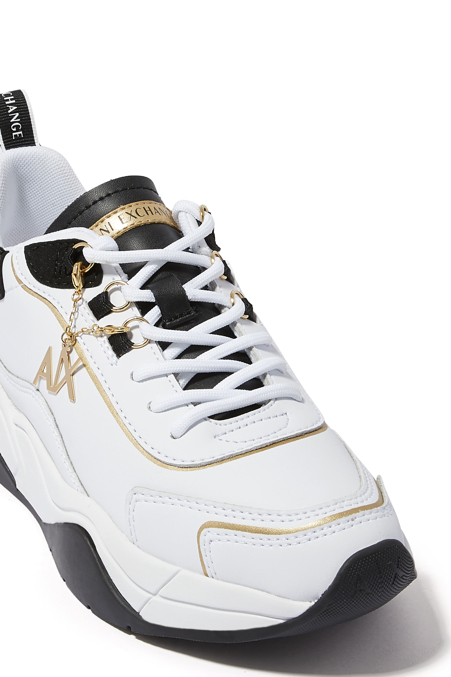 سنيكرز جلد بحلية بشعار الماركة