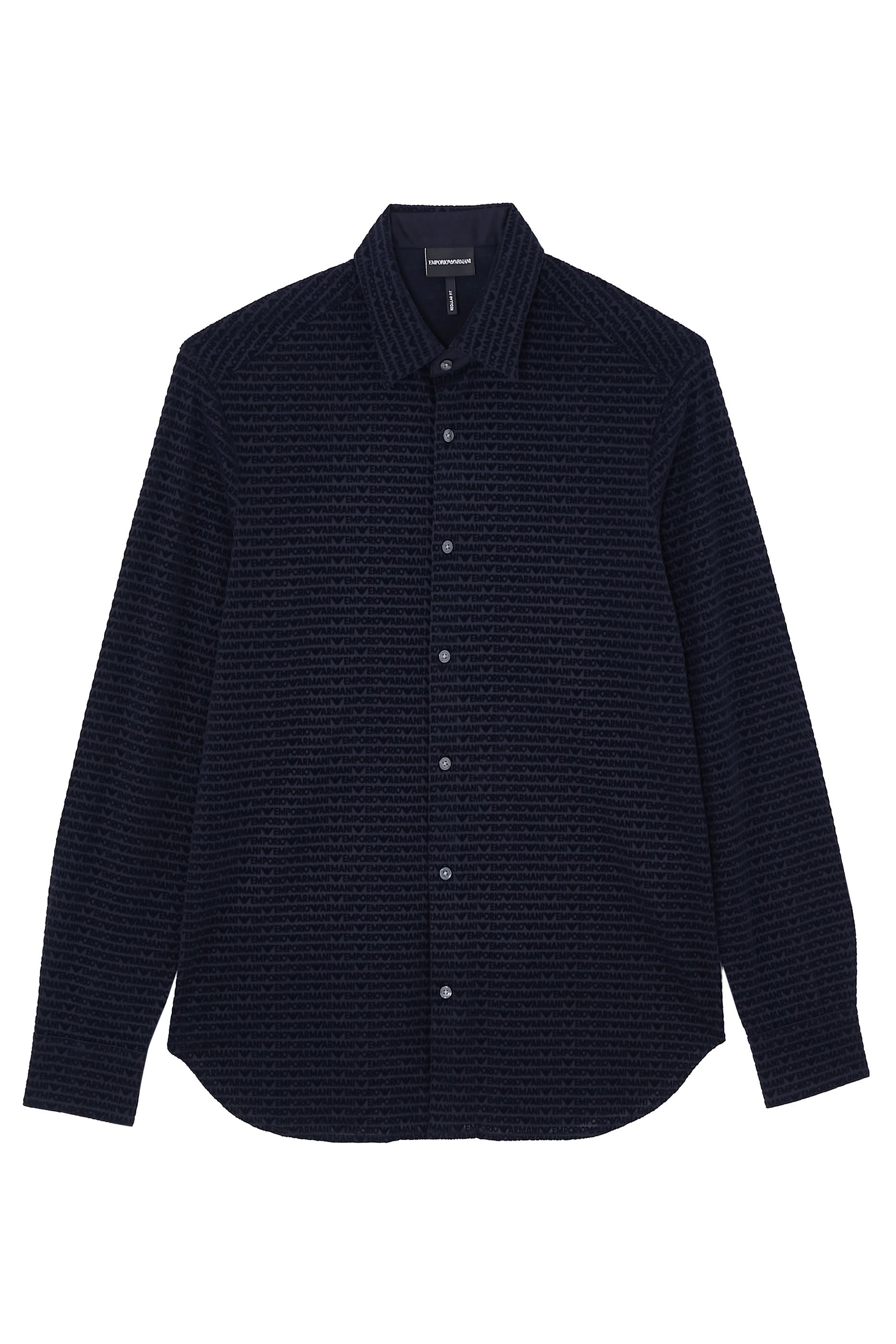 قميص بأكمام طويلة وشعار الماركة بحجم صغير