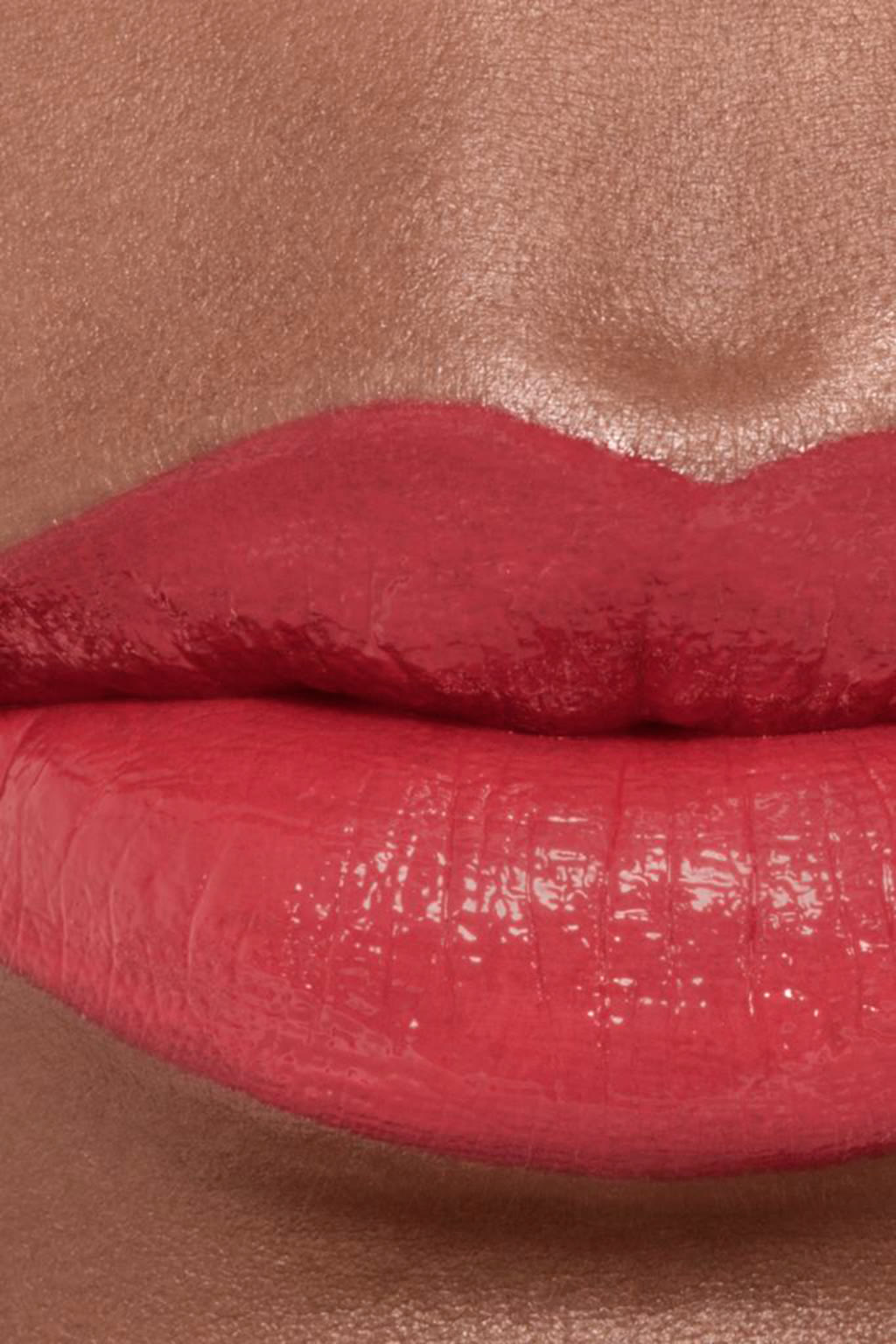 أحمر شفاه مرطب ومعزز للامتلاء. لمعان ولون طويل الثبات مكثف ROUGE COCO BLOOM