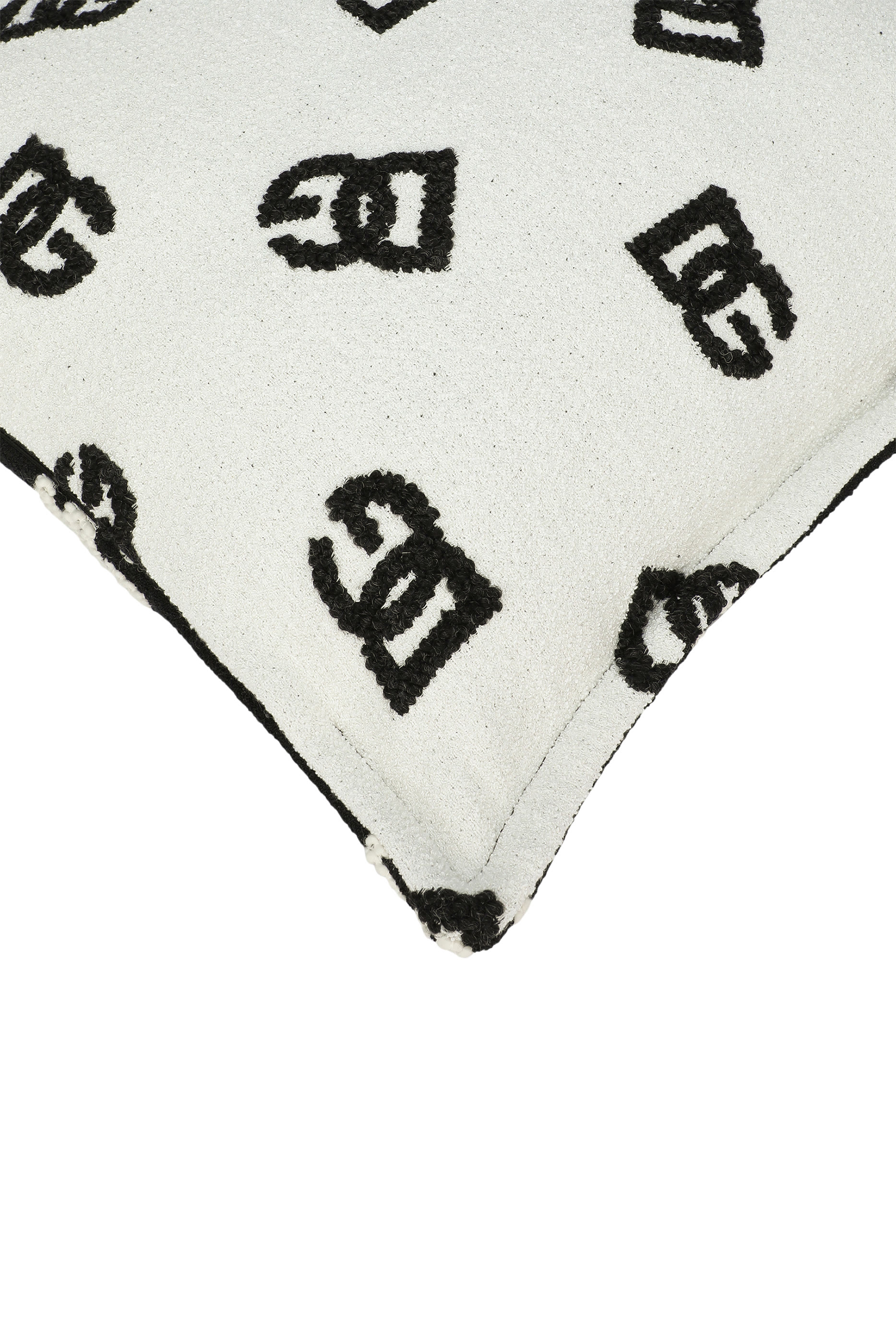 وسادة بتفاصيل جاكار