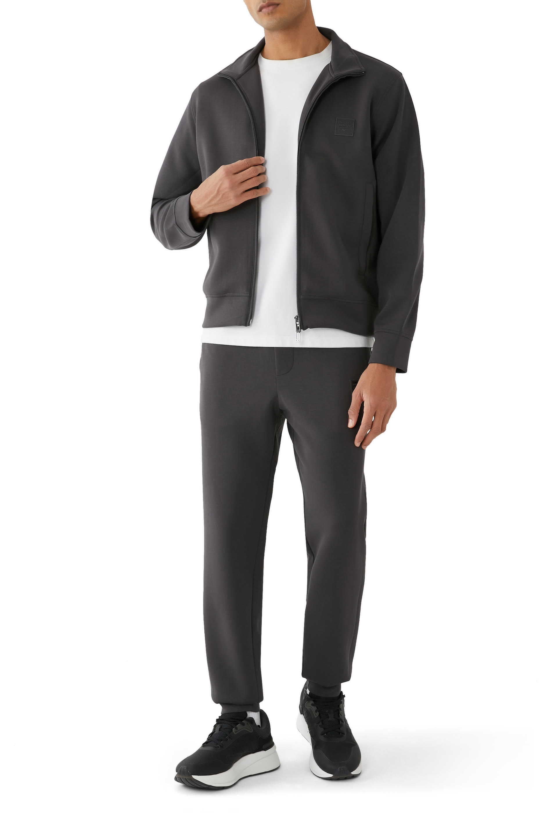 بدلة رياضية بشعار الماركة