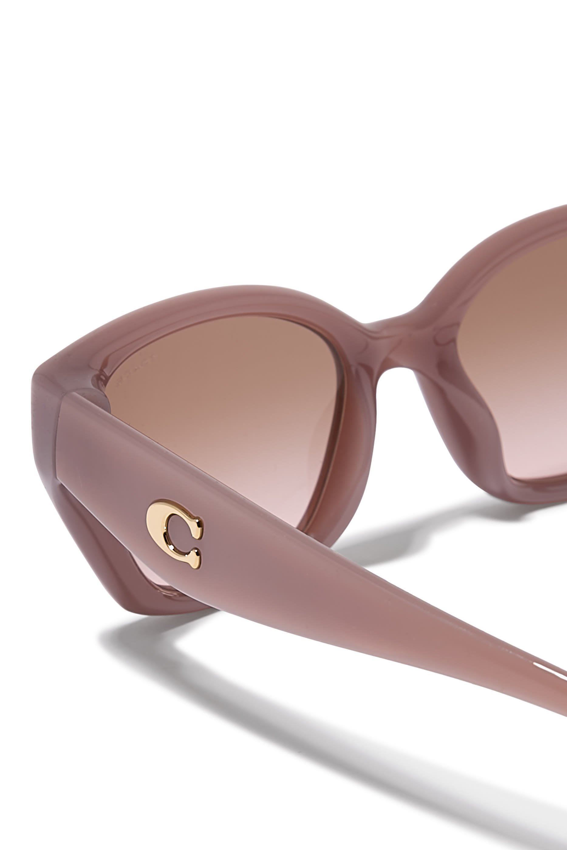 نظارة شمسية بإطار غير منتظم وشعار C منحوت على الذراعين