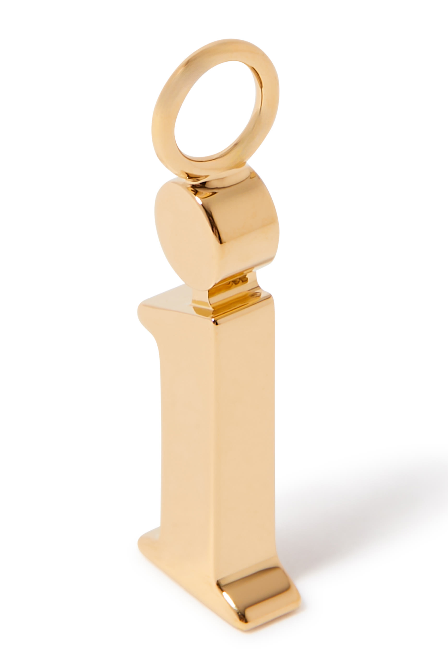 حلية بتصميم حرف i