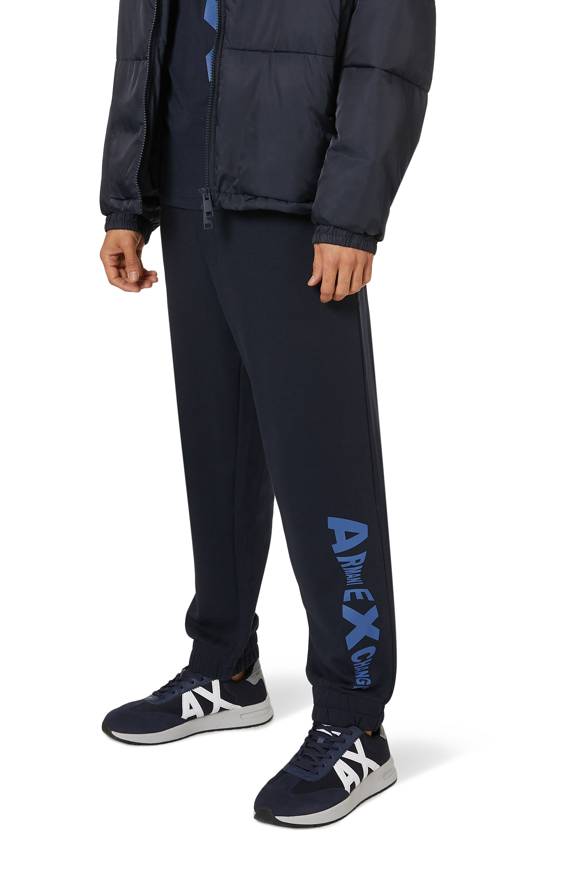 سنيكرز بكاحل منخفض وشعار الماركة