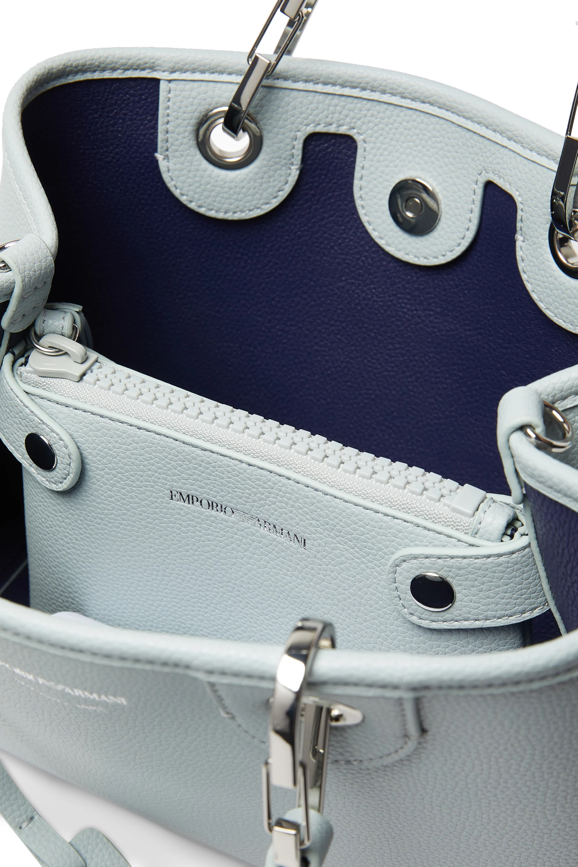 حقيبة يد مزينة بشعار الماركة