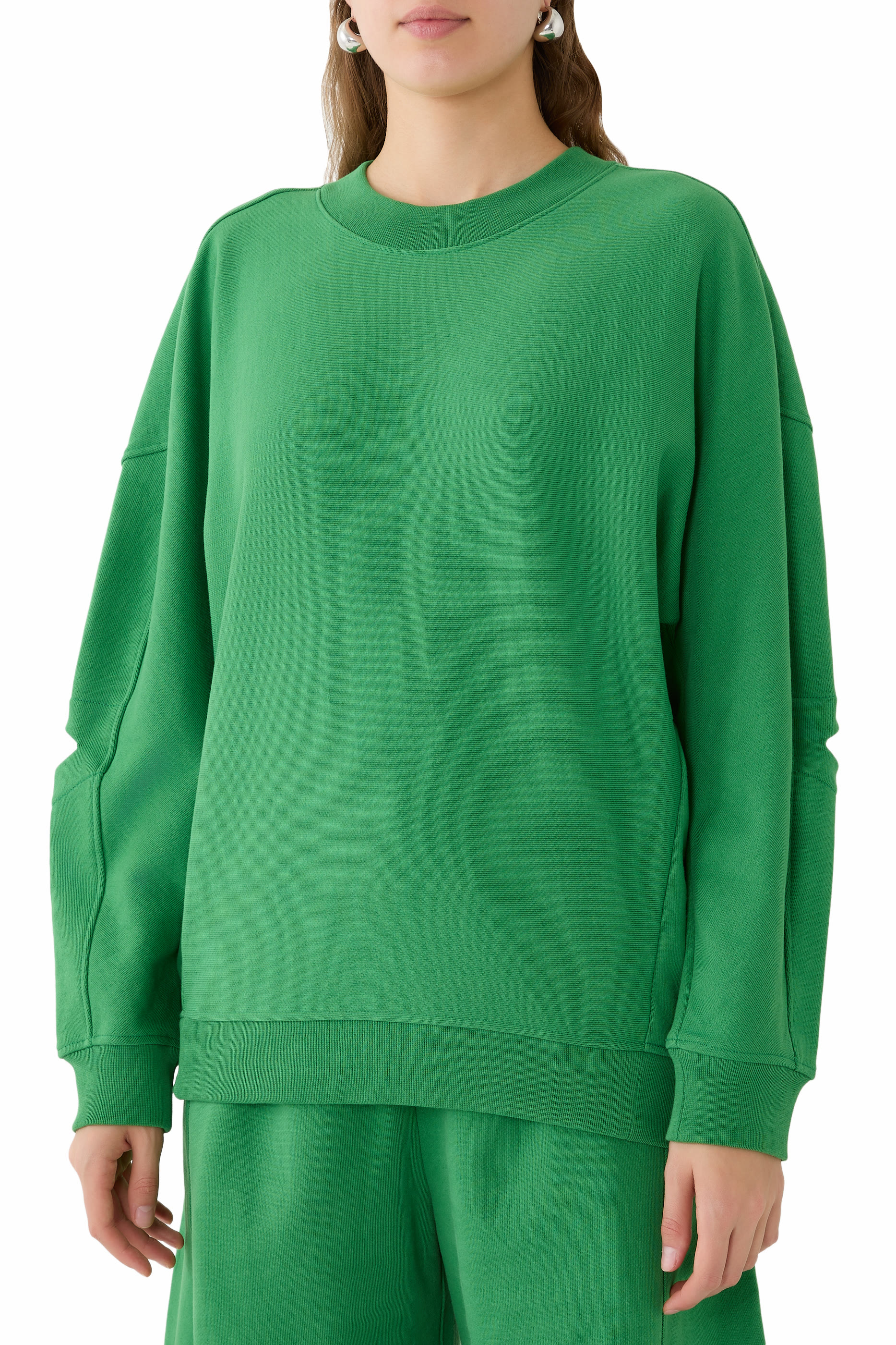 سويت شيرت بقصة مريحة وياقة ضيقة