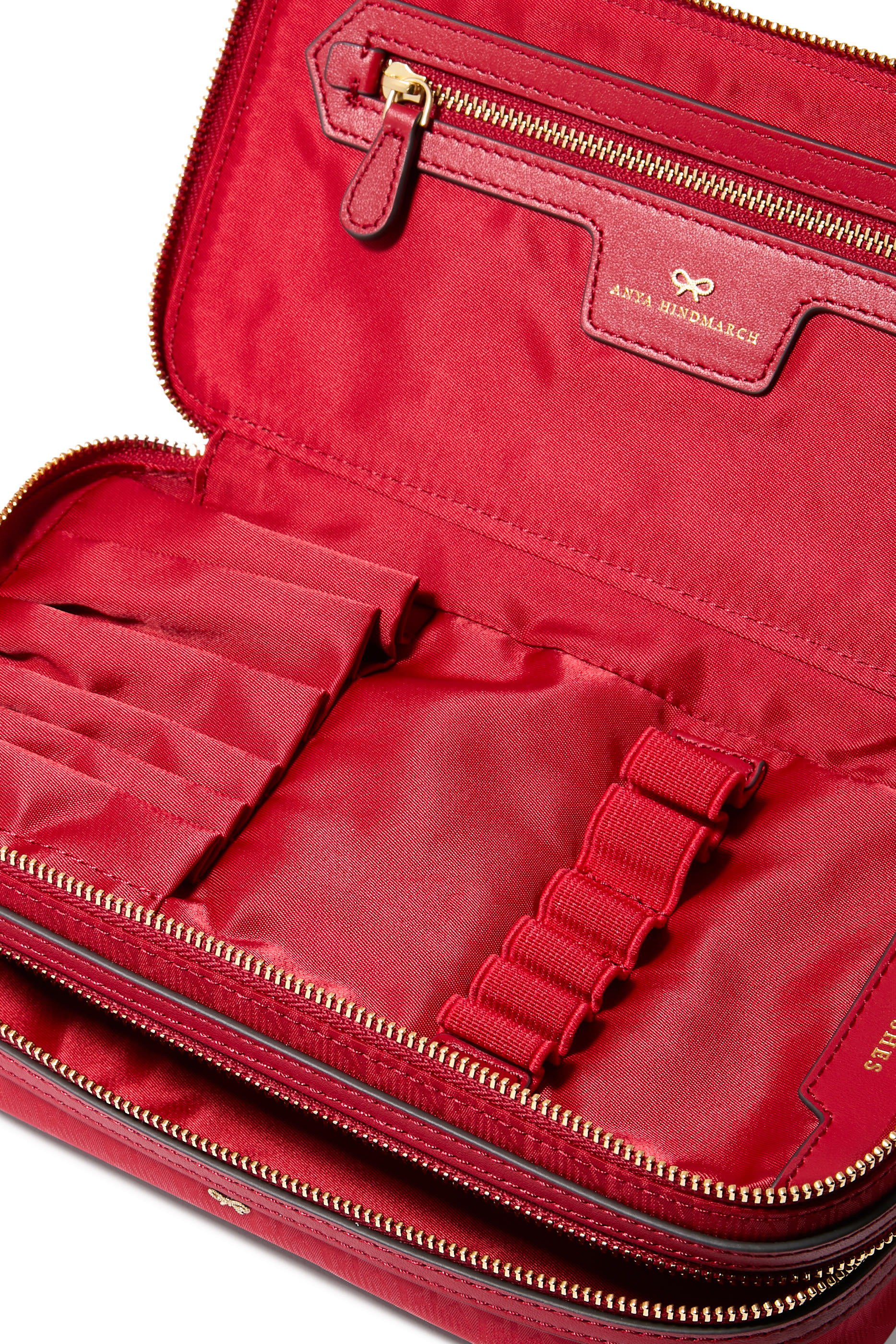 حقيبة مستحضرات تجميل بشعار الماركة