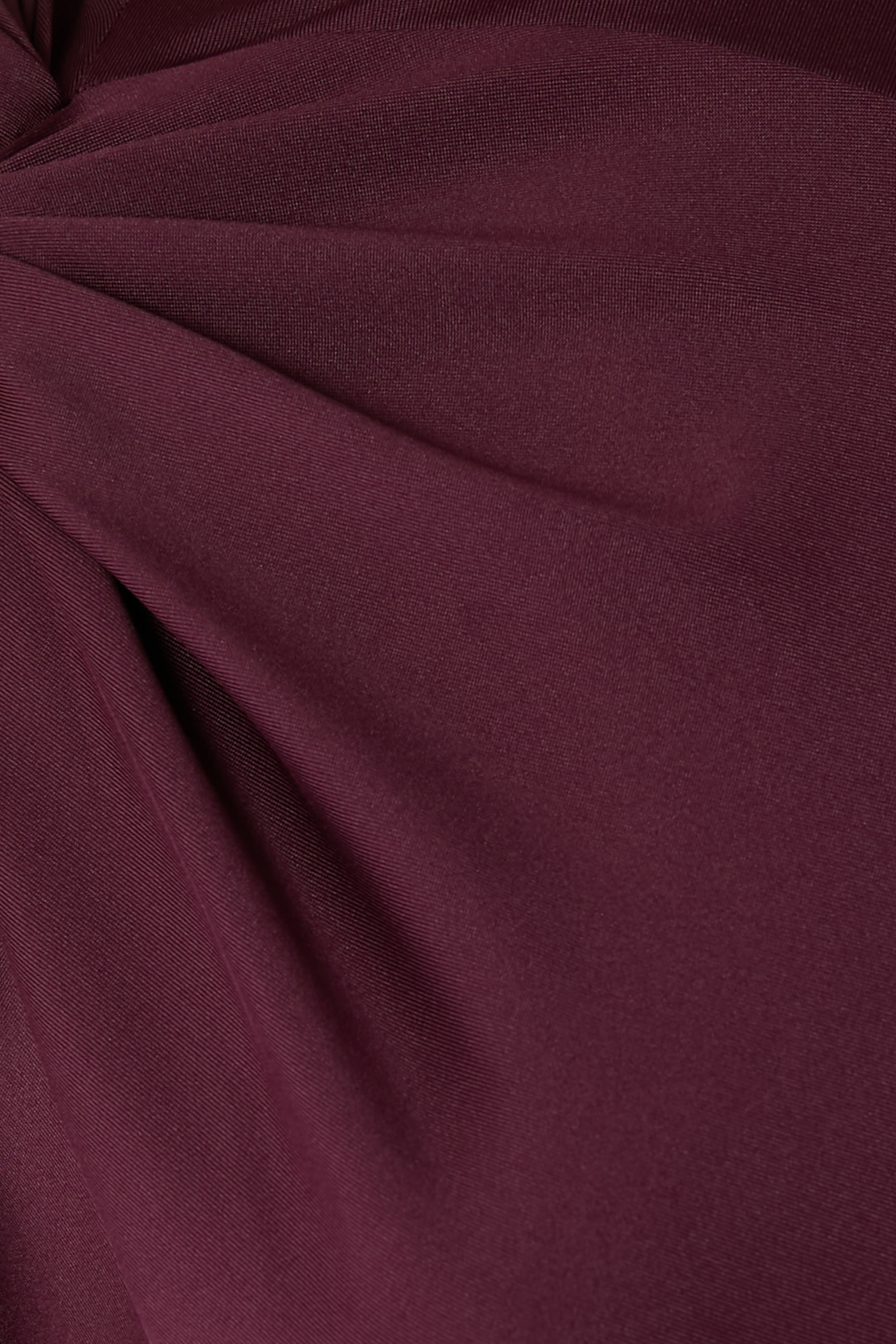 فستان بتفصيل ملفوف عند الأكتاف