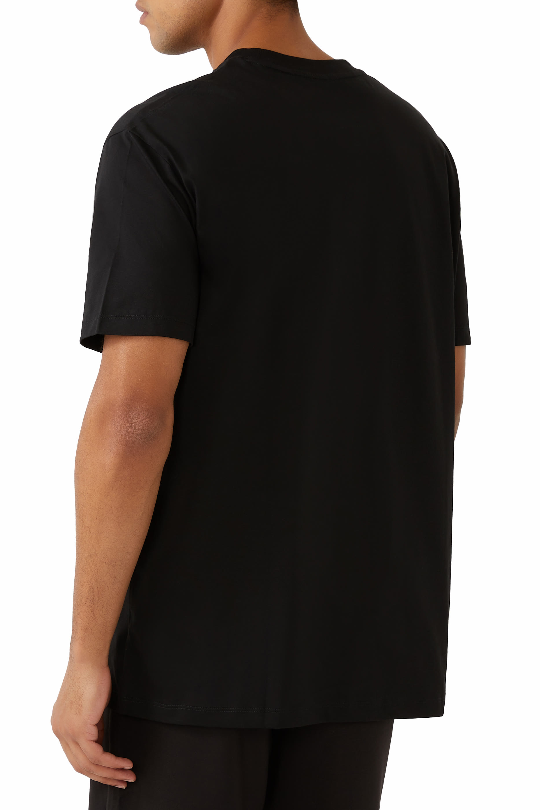 تيشيرت بقصة عادية وشعار الماركة