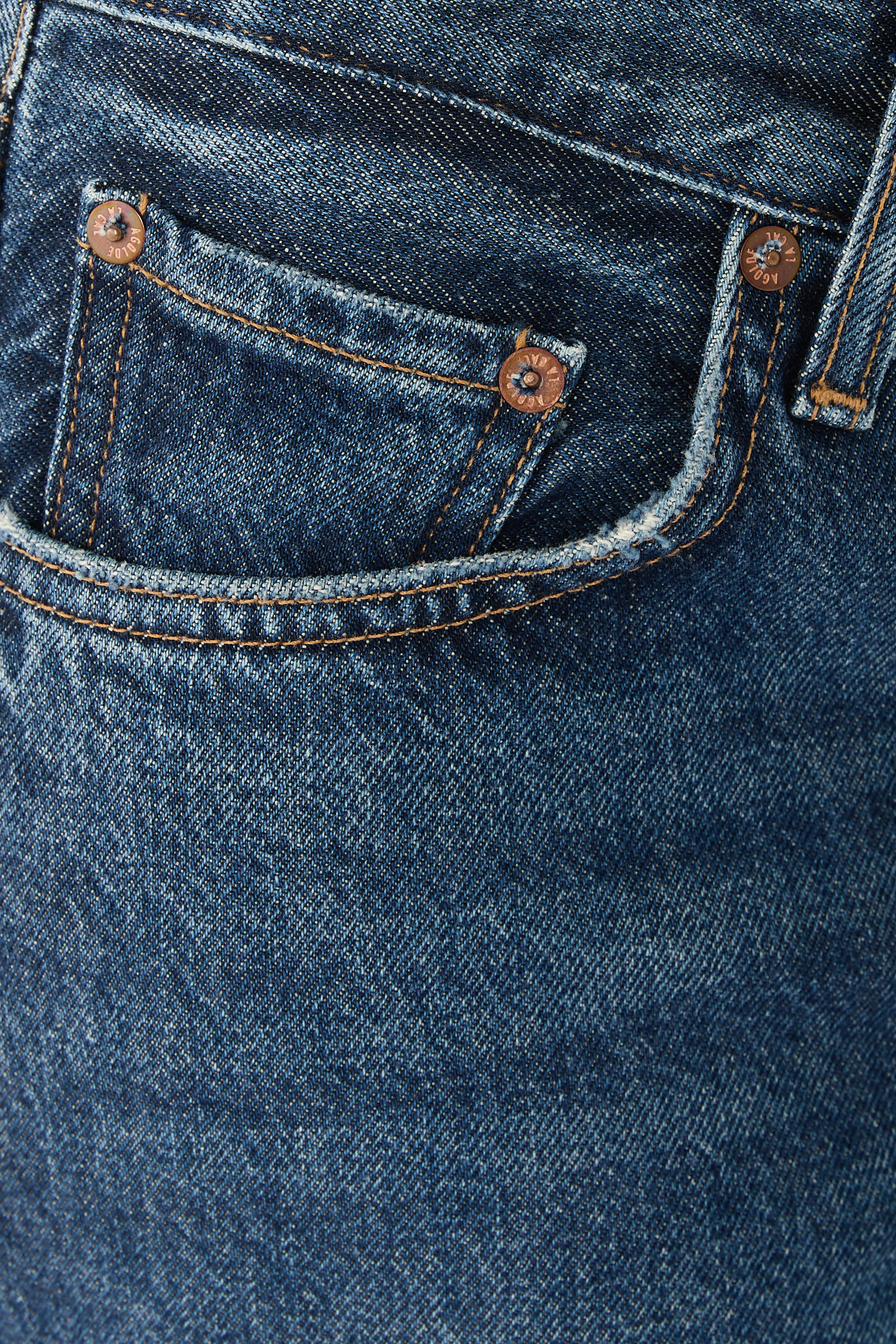 بنطال جينز واسع بخصر على شكل حرف V