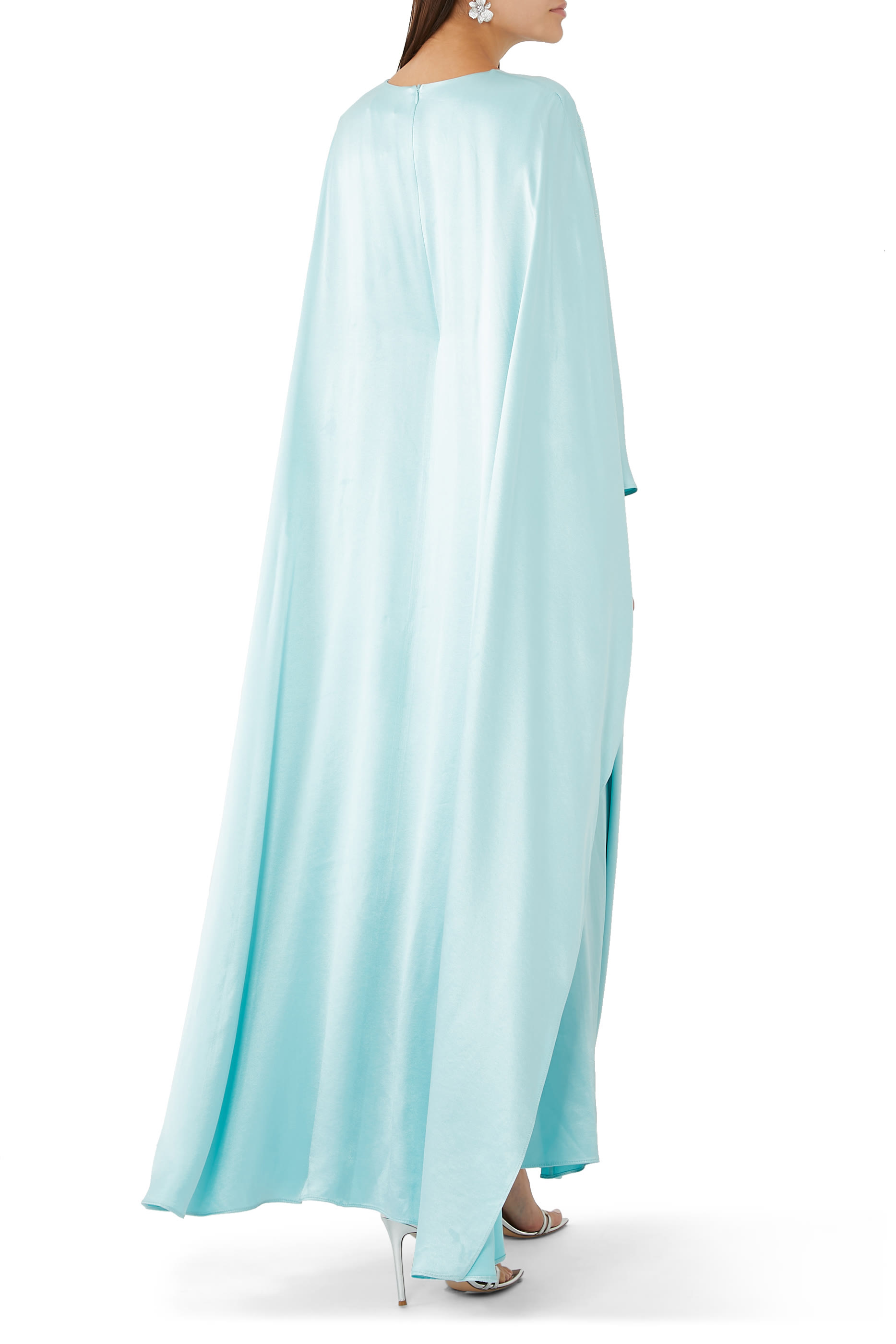 فستان طويل بتطريزات