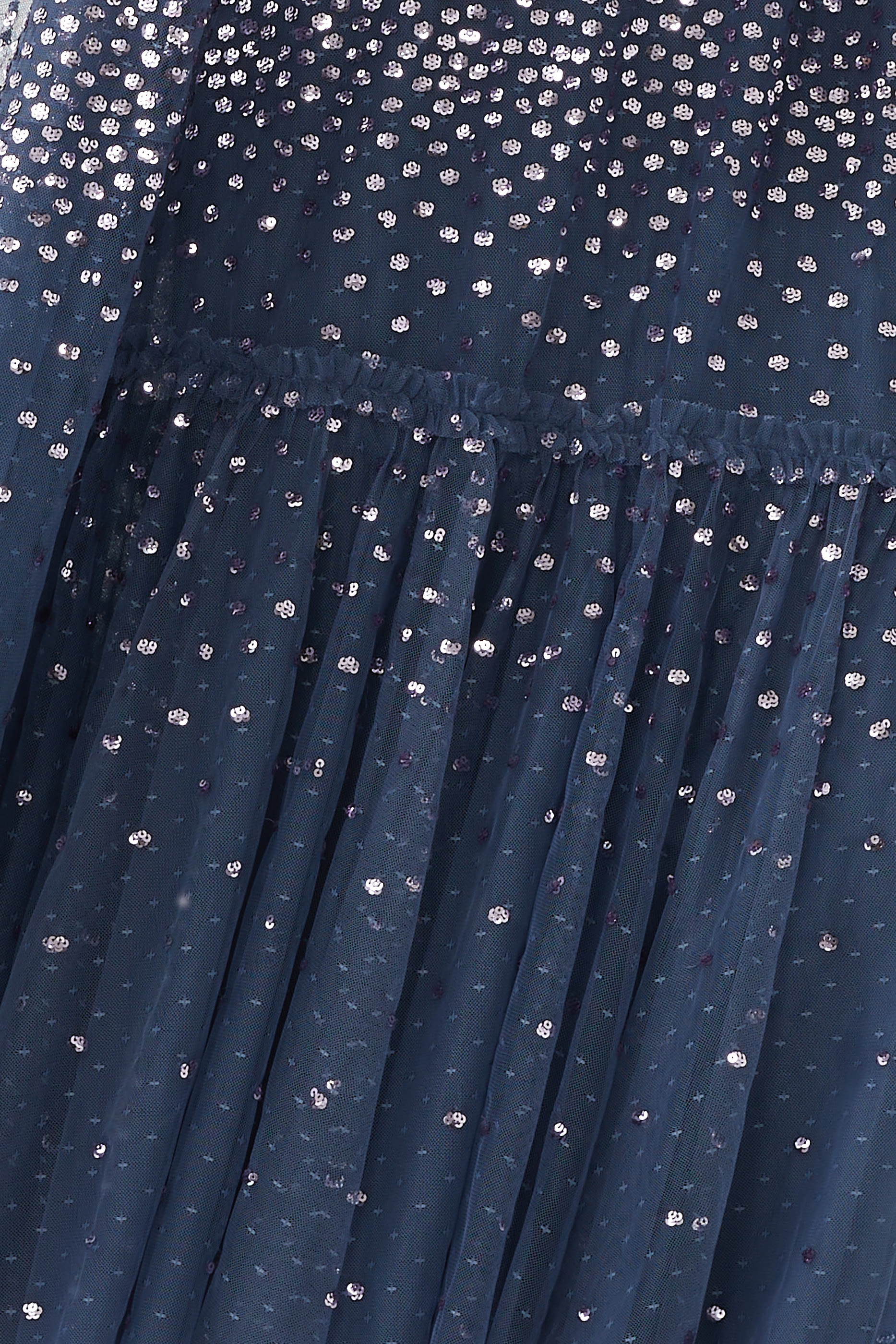 فستان سهرة بأكمام كاب بنقاط متناثرة بطول الكاحل