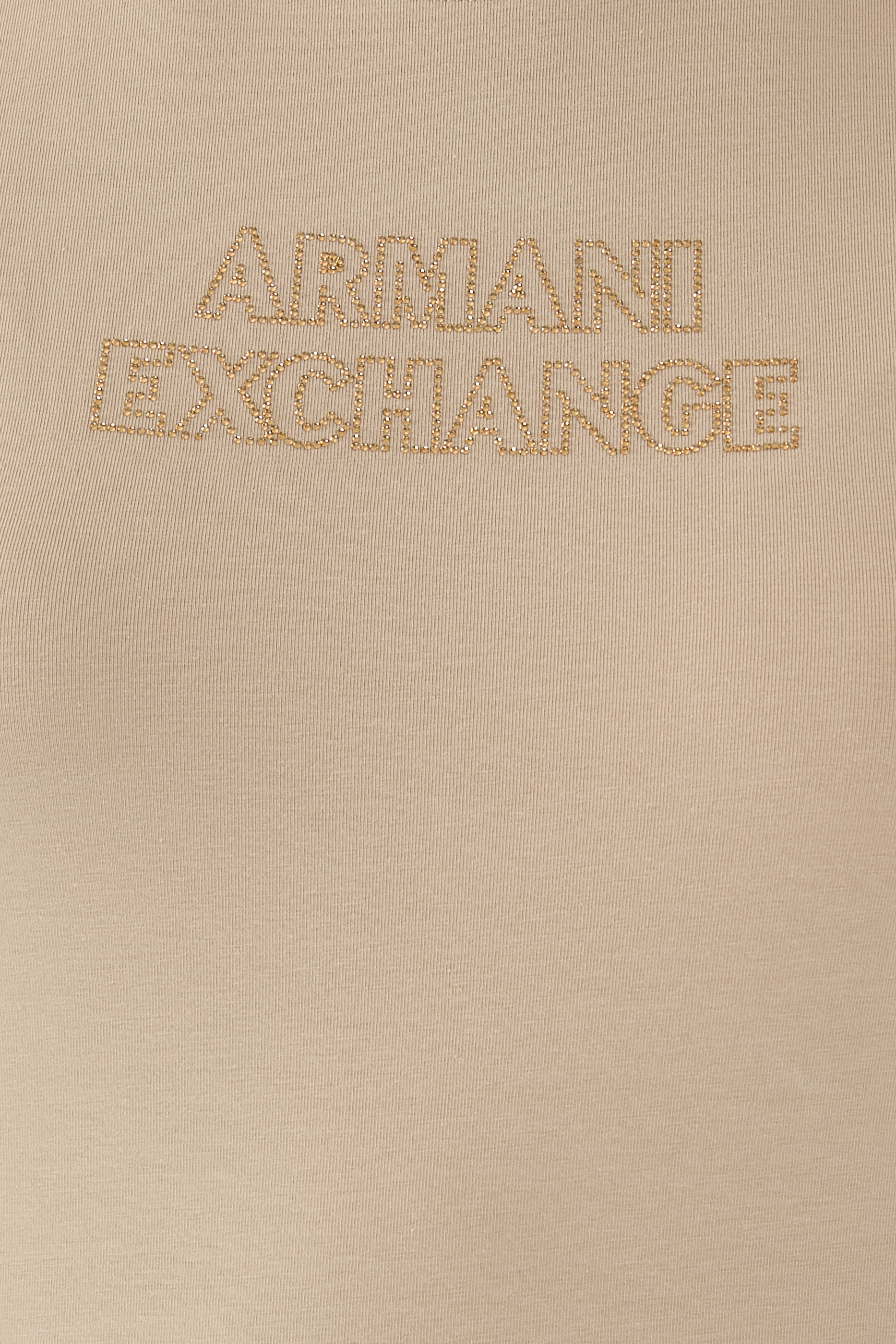 تيشيرت بقصة ضيقة وشعار الماركة 