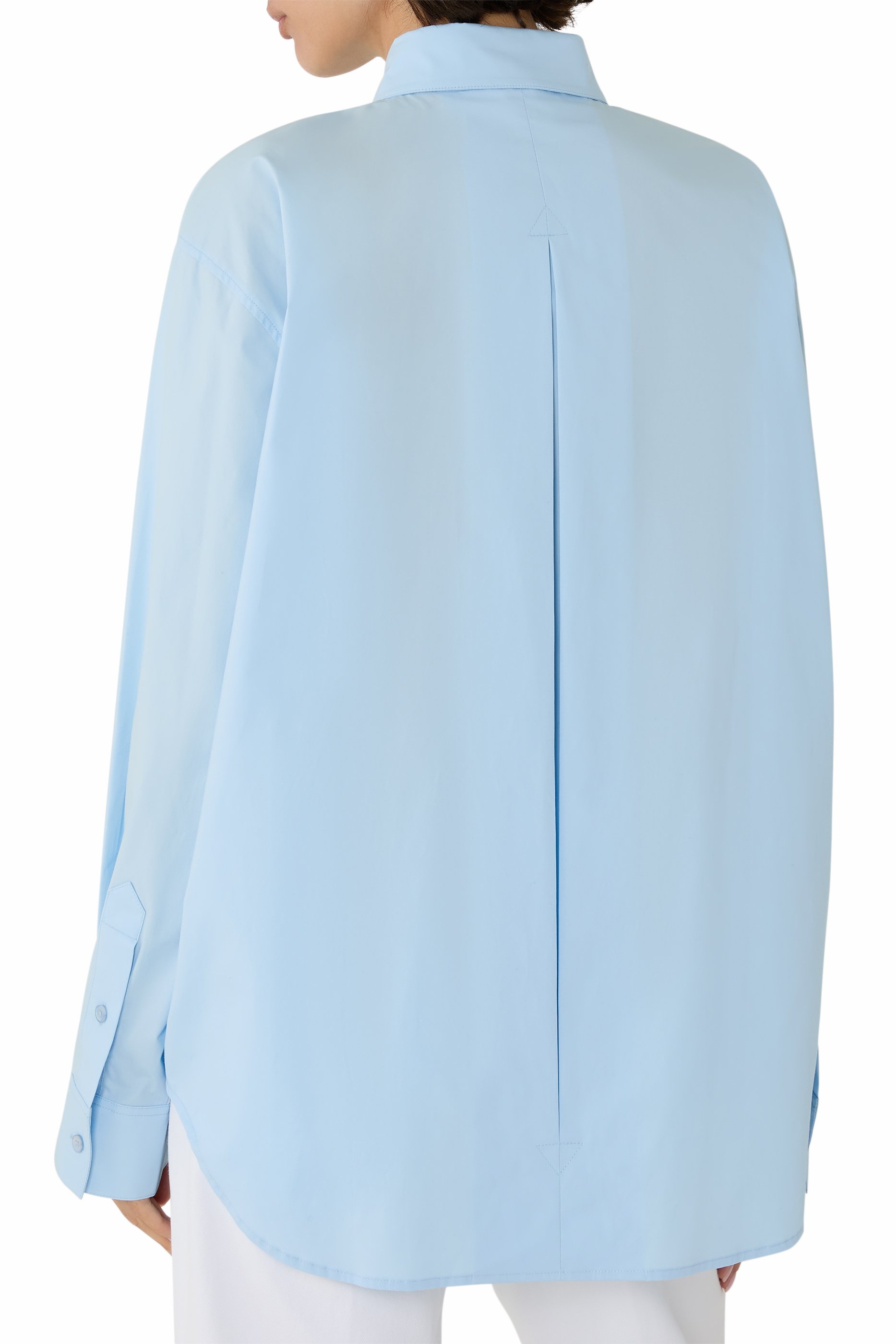 قميص بقصة فضفاضة وأزرار للإغلاق