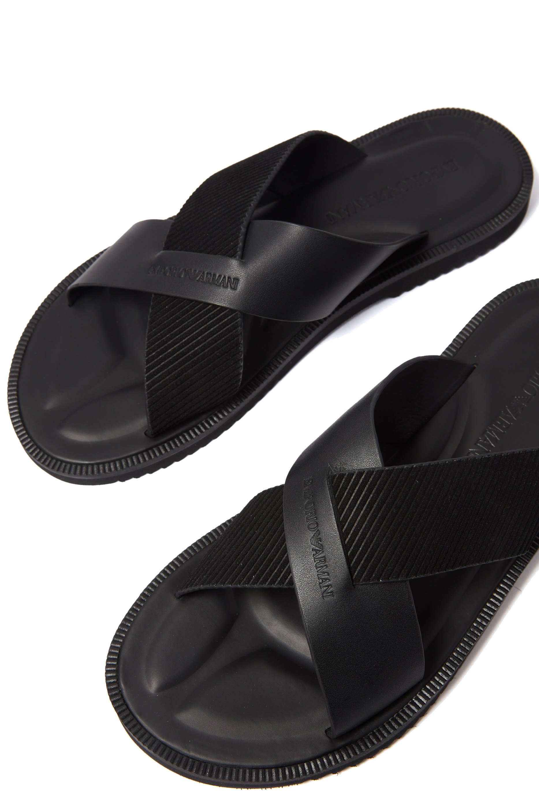 صندل بسيور متقاطعة وشعار الماركة جلد