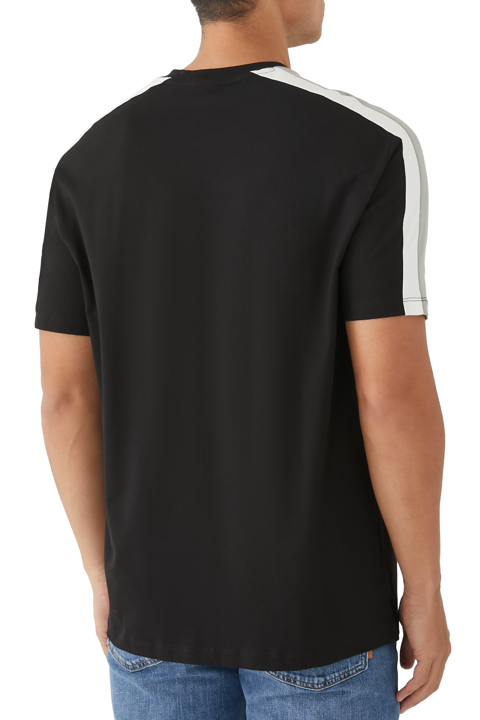 تيشيرت بياقة ضيقة بنقشة شعار الماركة