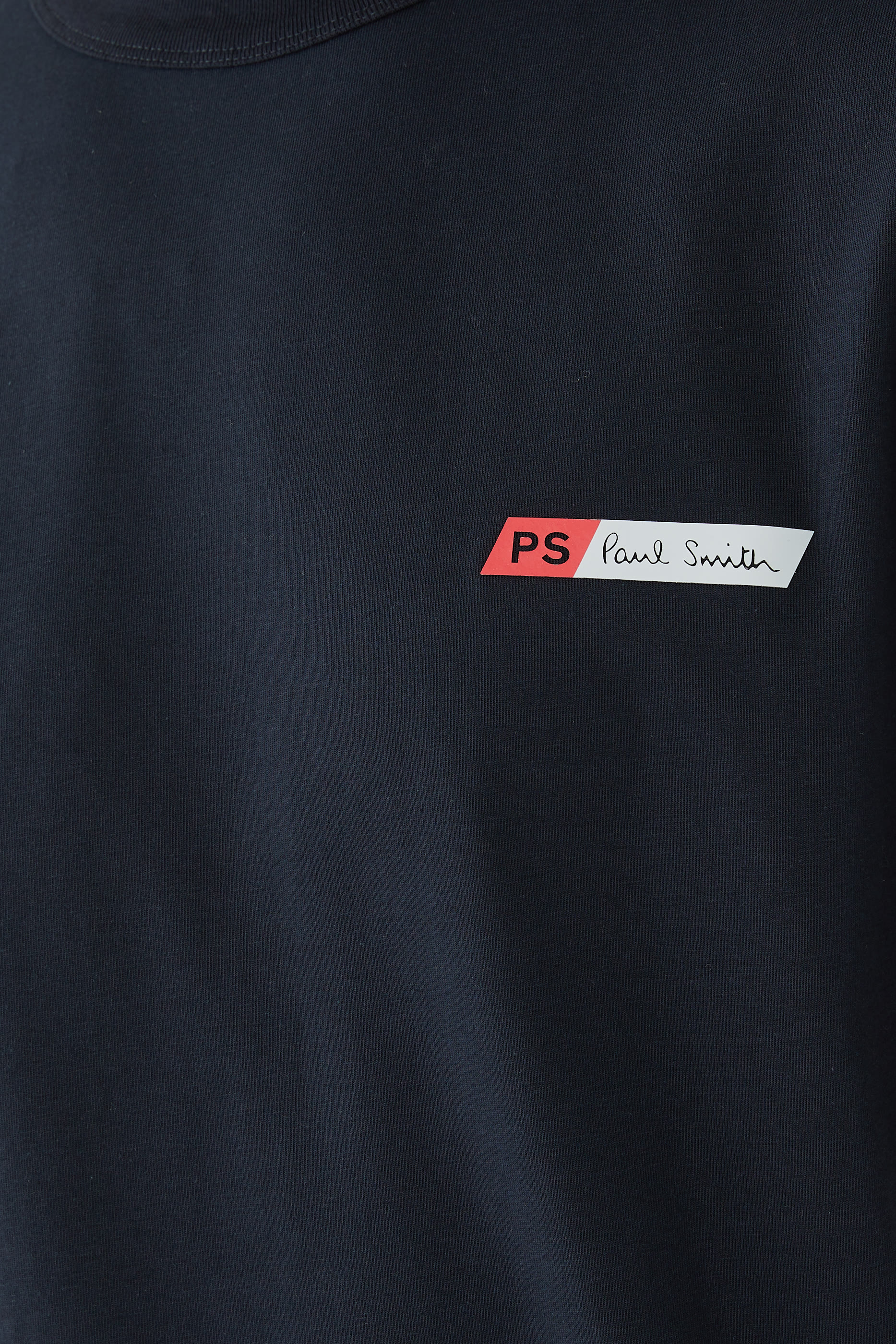 تيشيرت بطبعات شعار الماركة