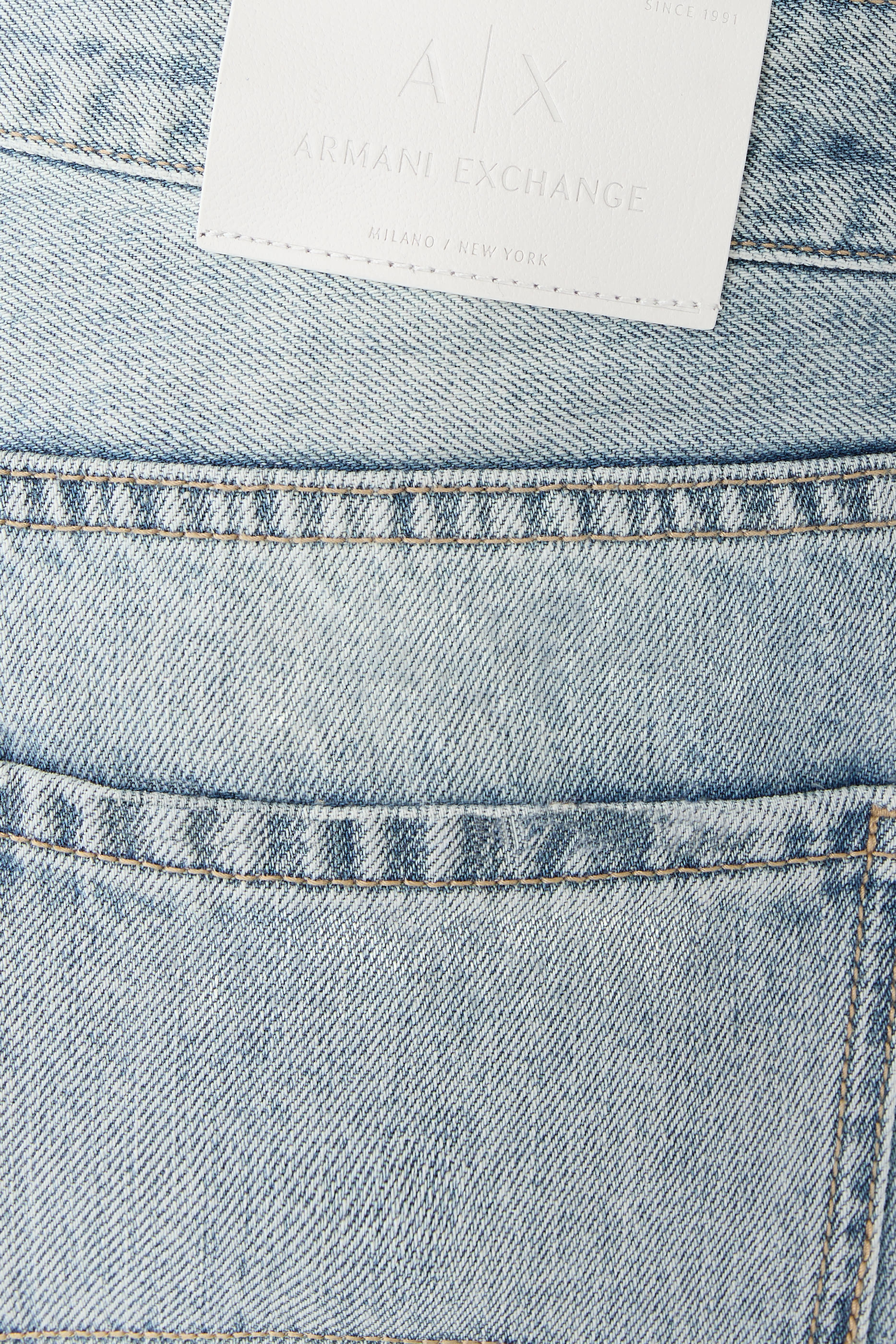 بنطال جينز بقصة ضيقة