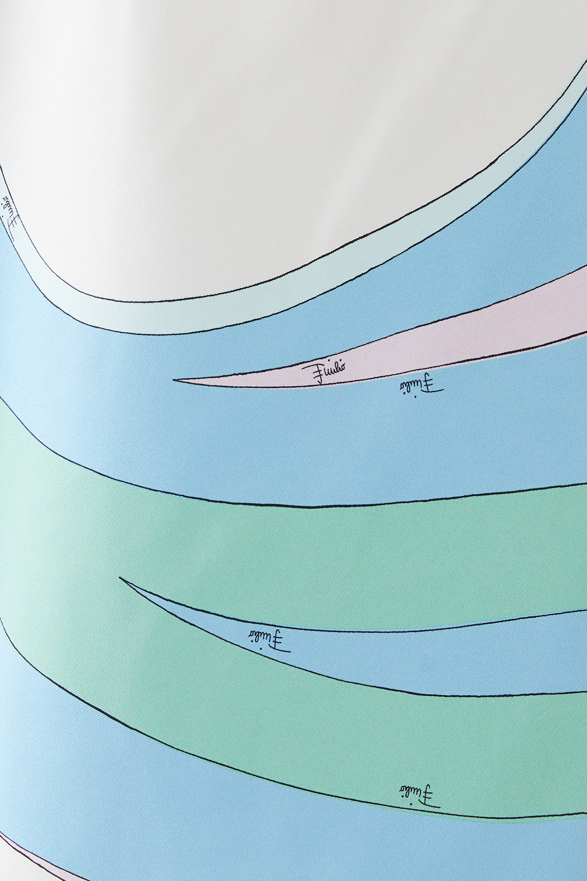 فستان بتصميم غير متماثل بنقشة سيجني