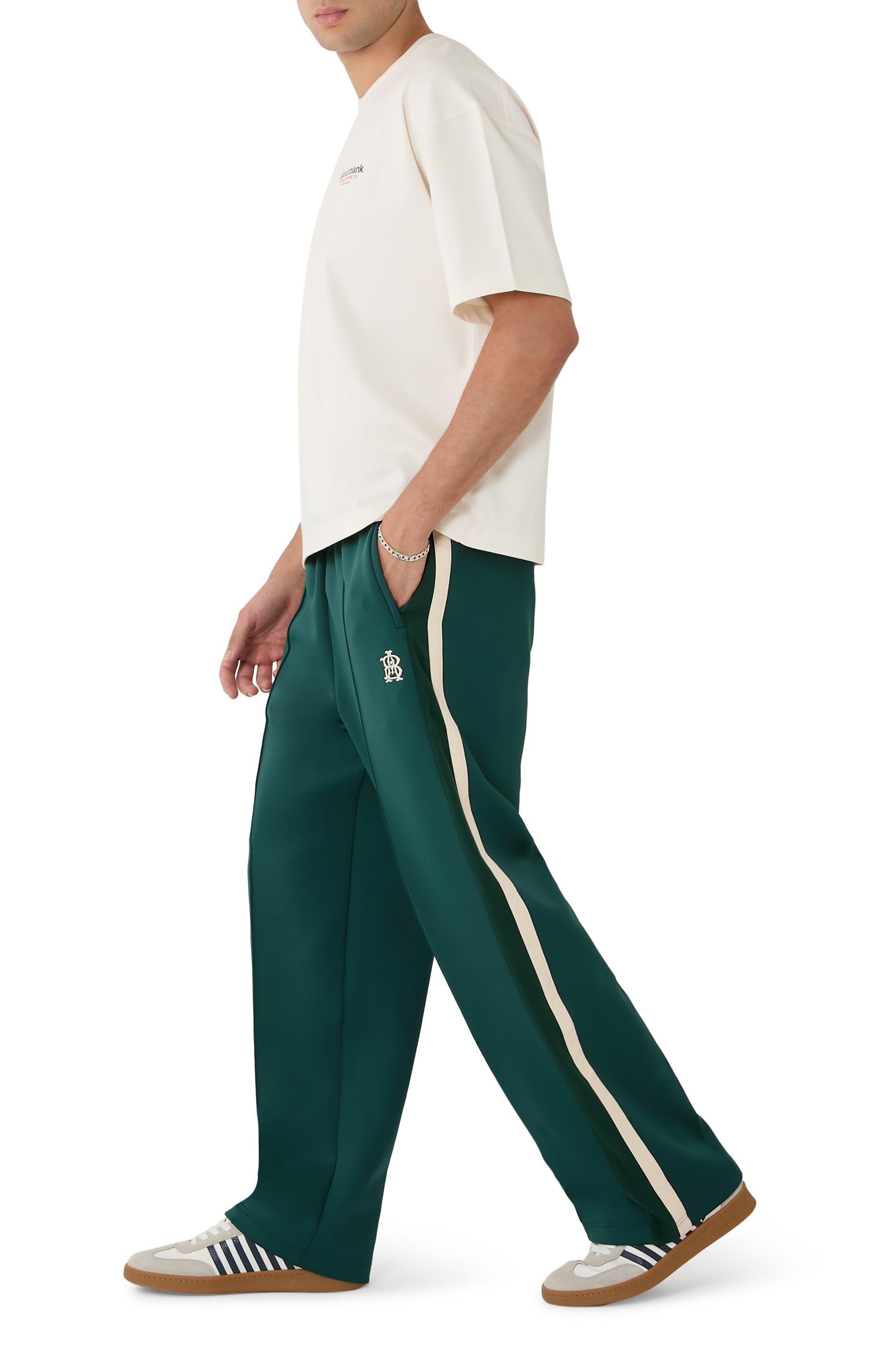 بنطال رياضي بحروف شعار الماركة