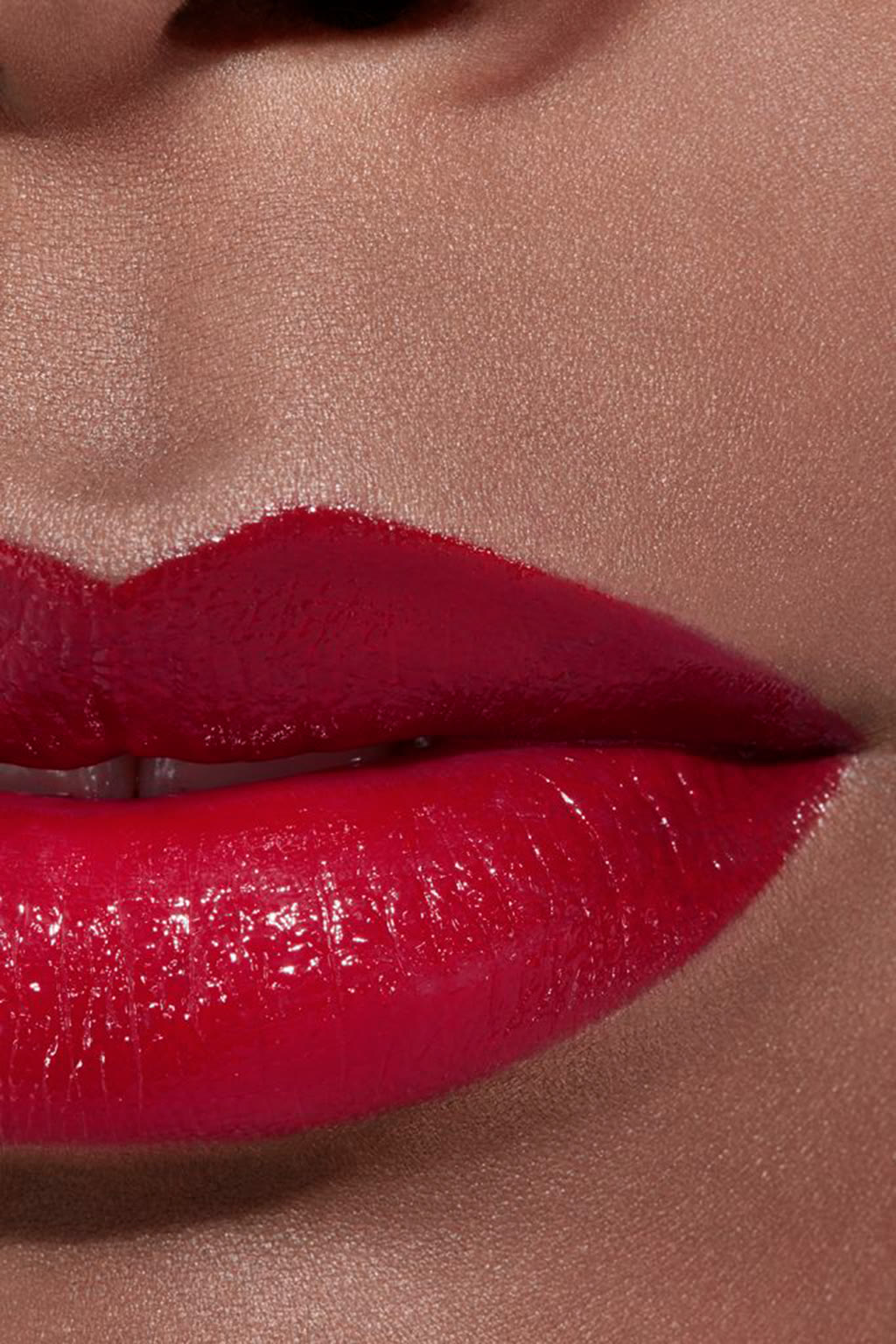لون وإشراقة وكثافة بلمح البصر. ROUGE COCO FLASH