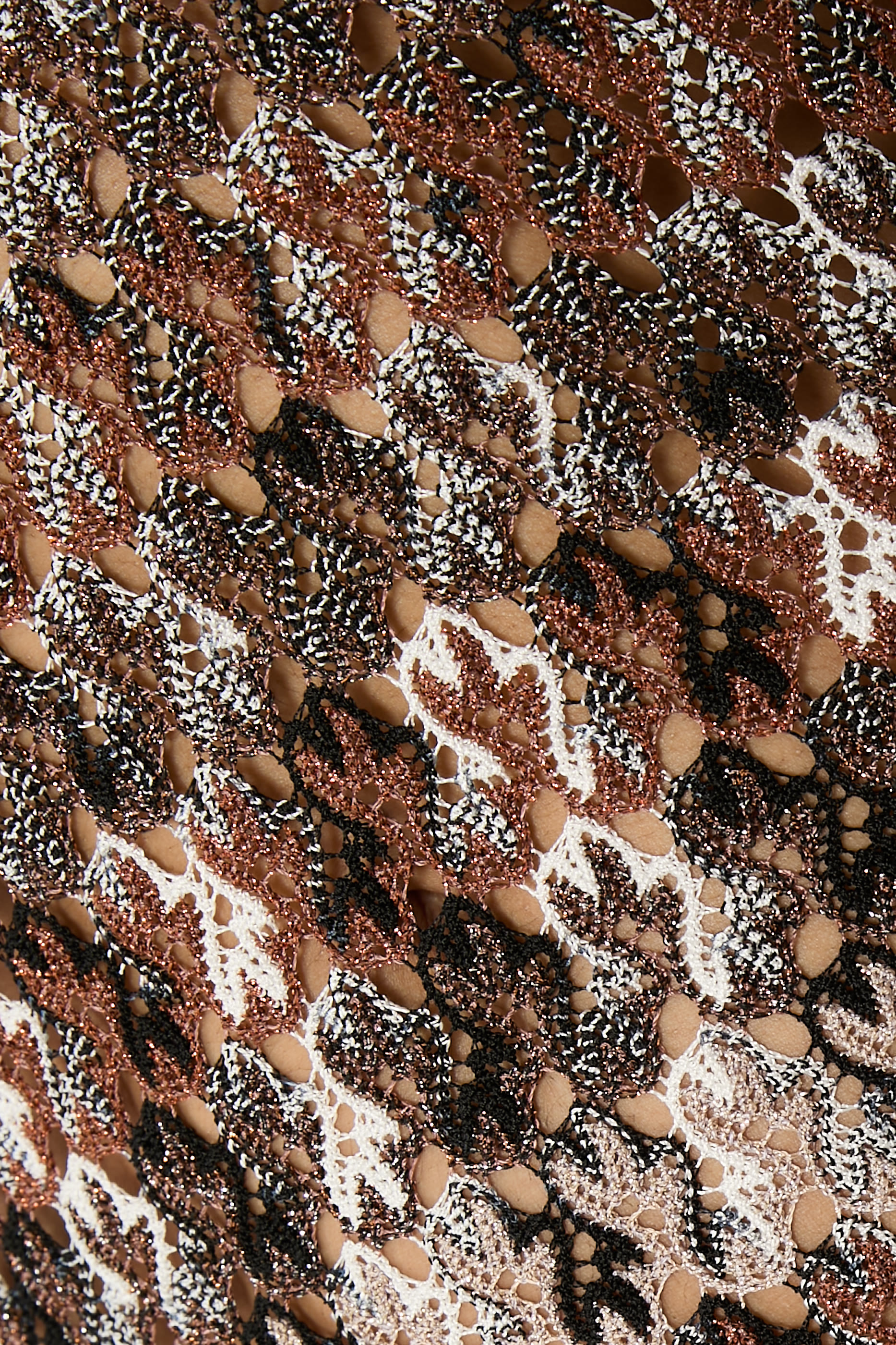 بلوزة بخطوط دانتيل وراشيل لوركس