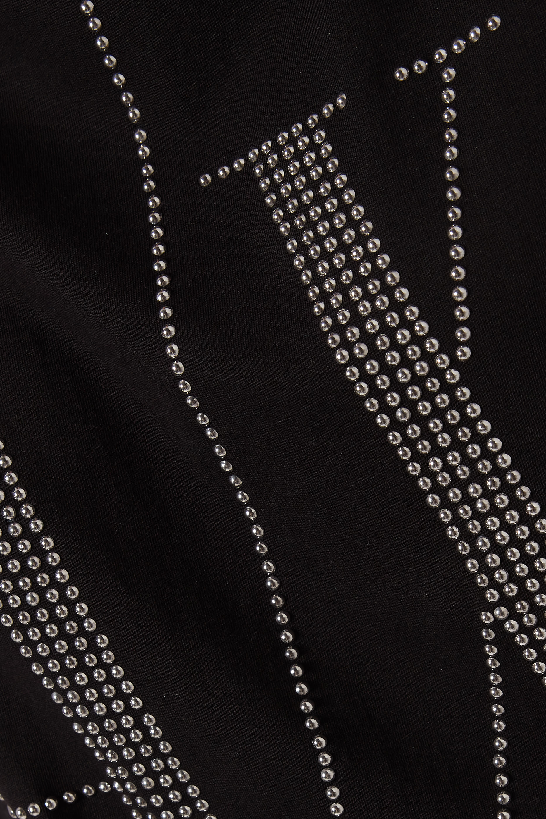 تي شيرت أيكون بحلي معدنية على شكل شعار الماركة