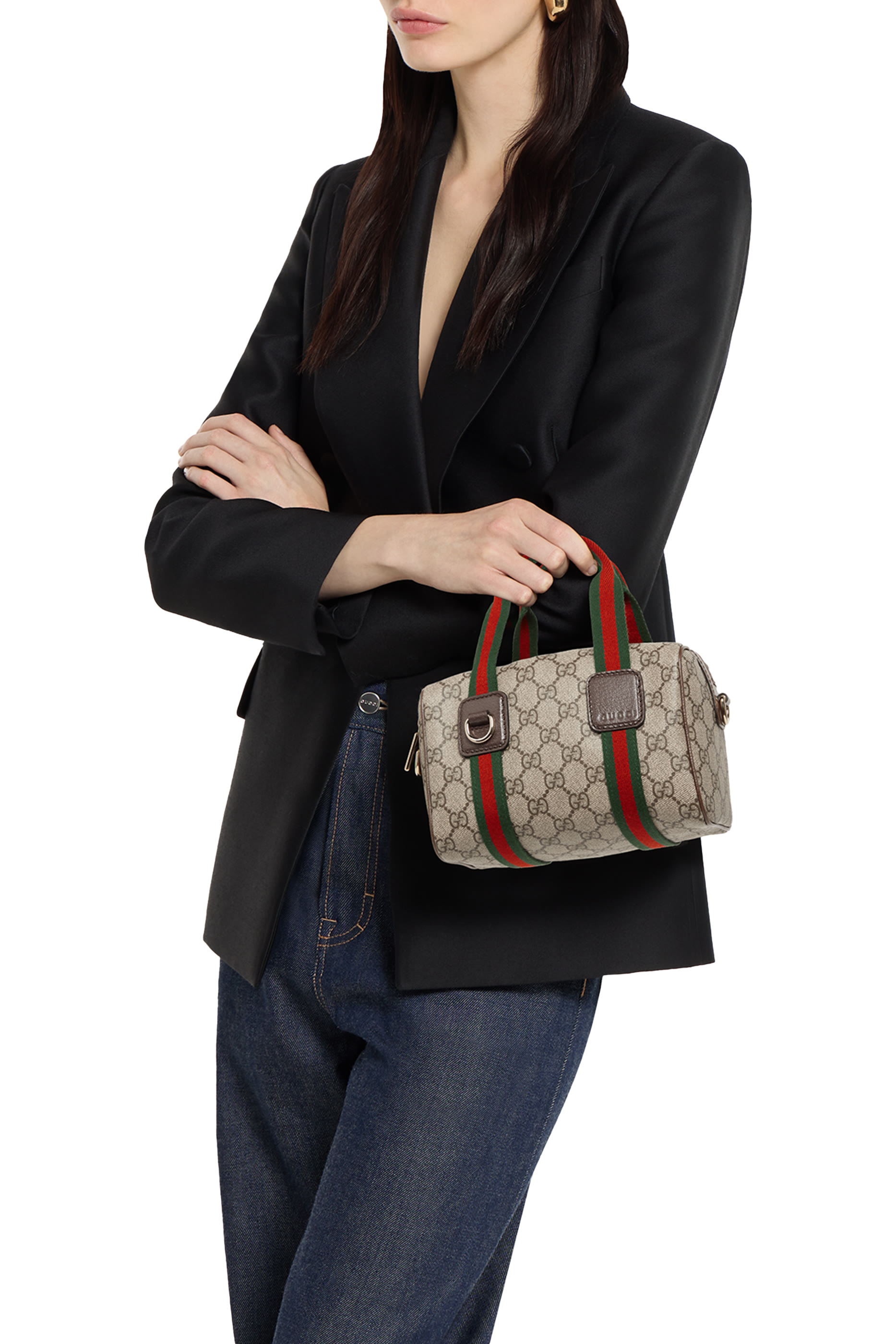 حقيبة يد صغيرة مزينة بشعار الماركة