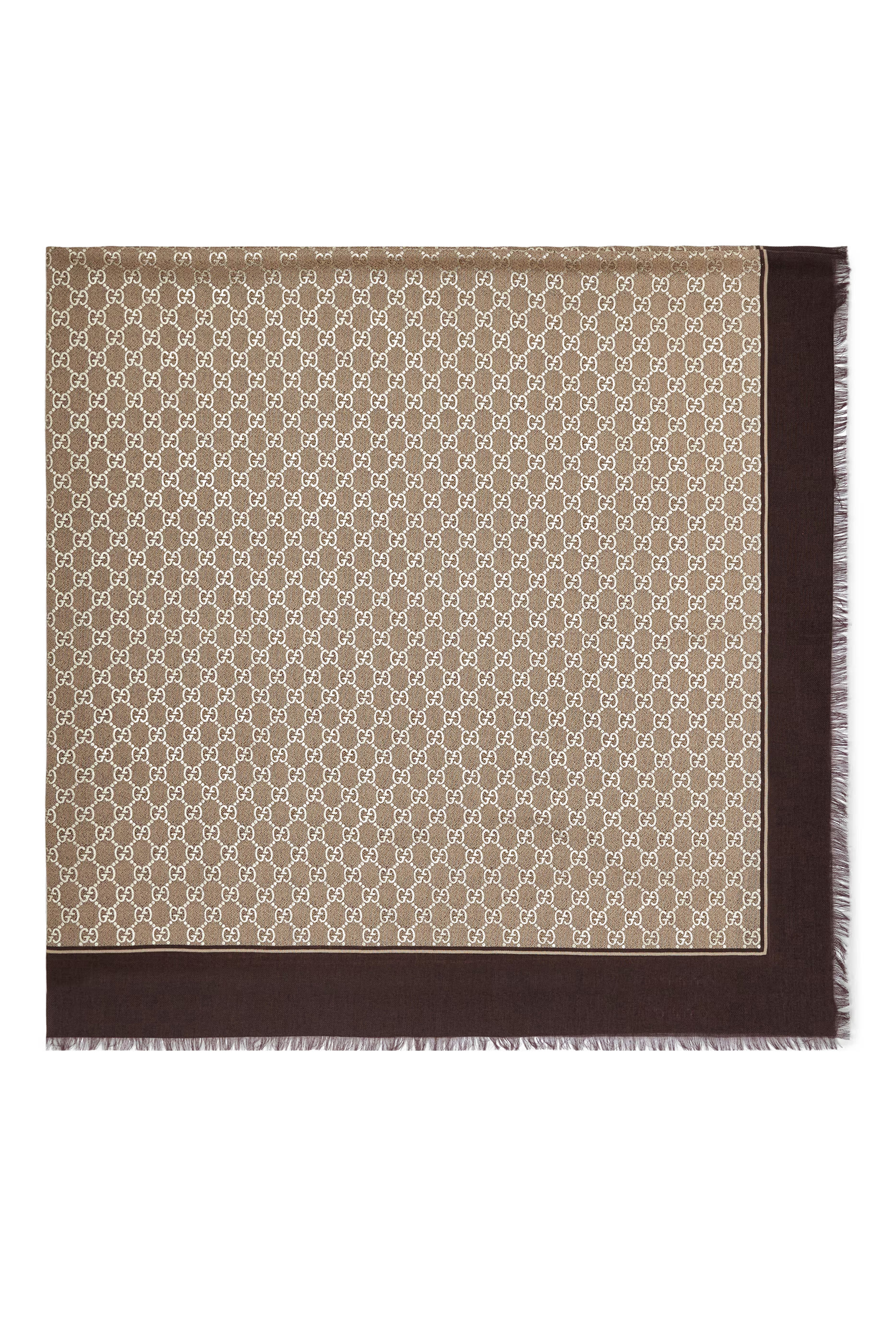 وشاح صوف بنقشة بحرفي شعار الماركة