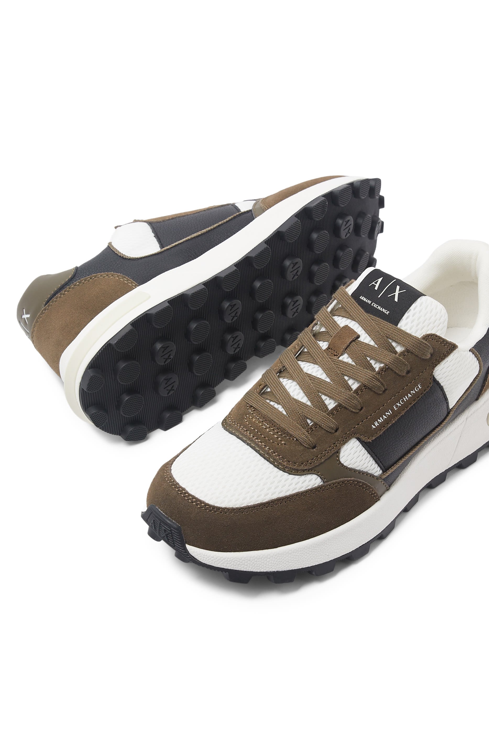 سنيكرز بشعار الماركة قماش معالج