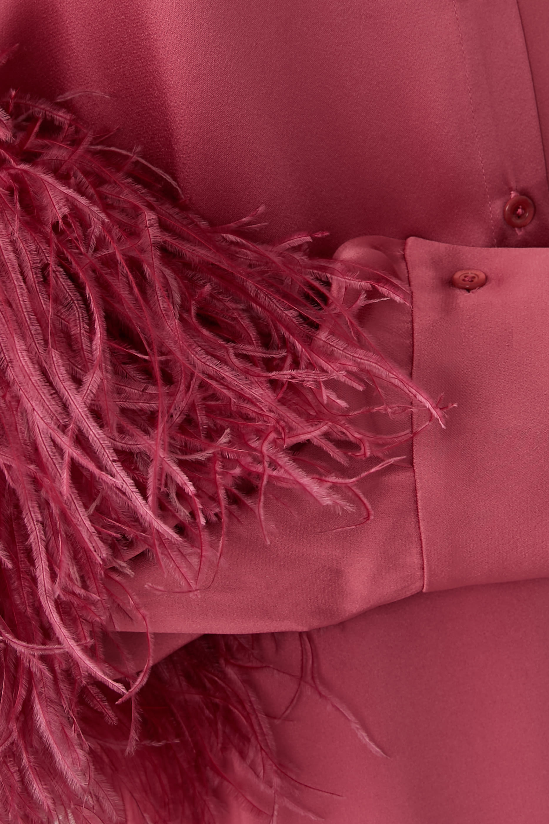 بلوزة بأزرار وريش ستان