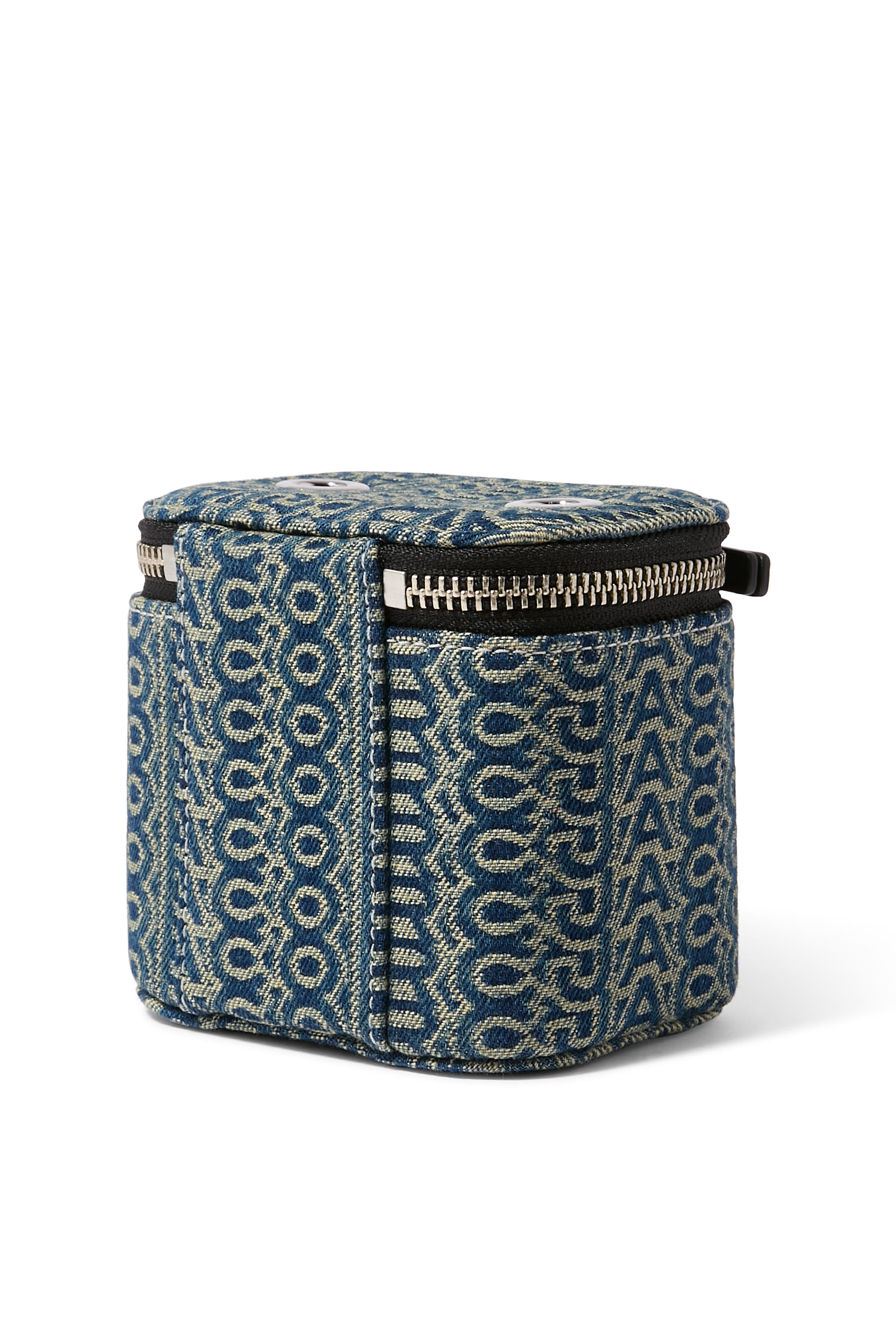 حقيبة مستحضرات تجميل صغيرة