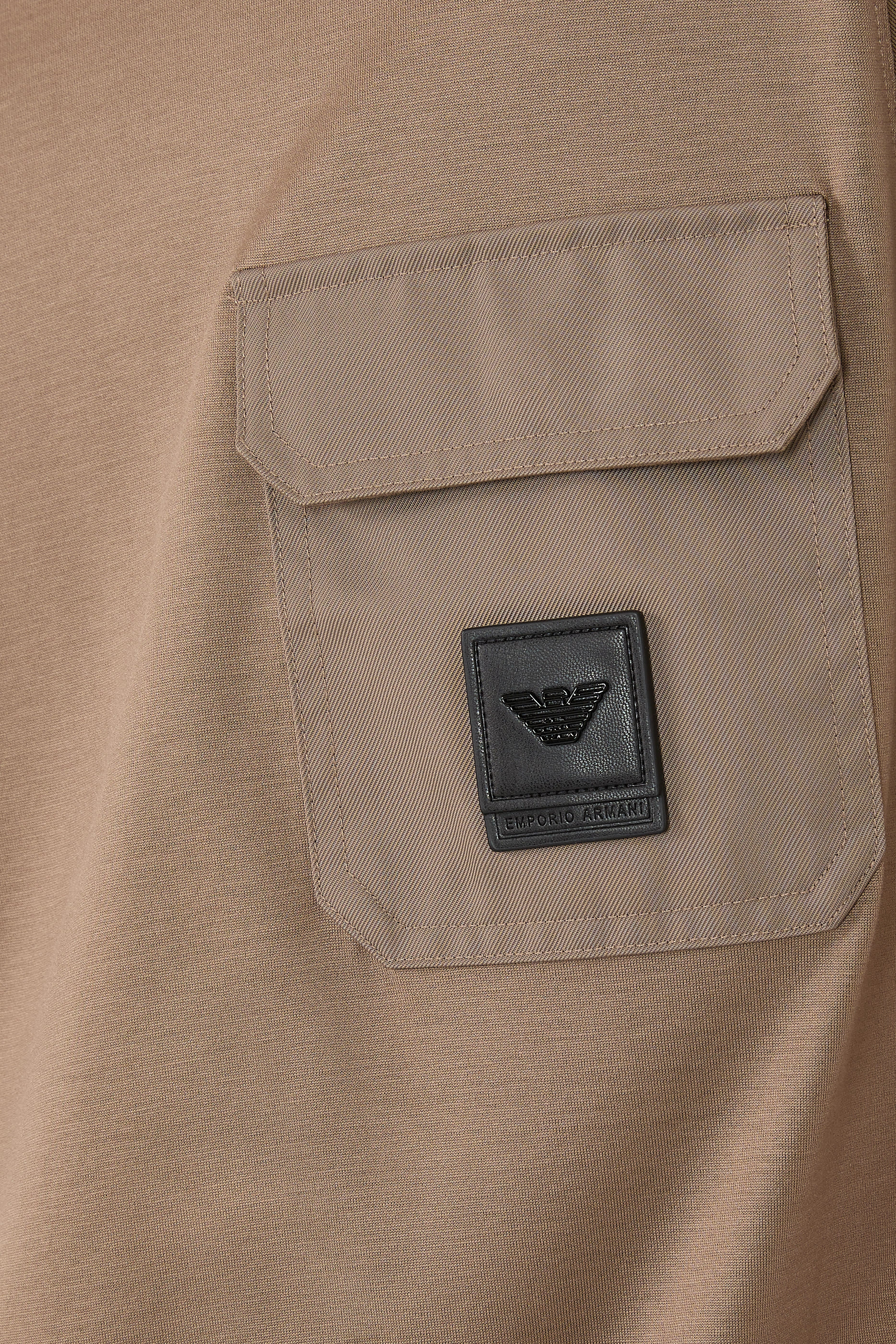 تيشيرت بقصة عادية وجيب خارجي بشعار الماركة