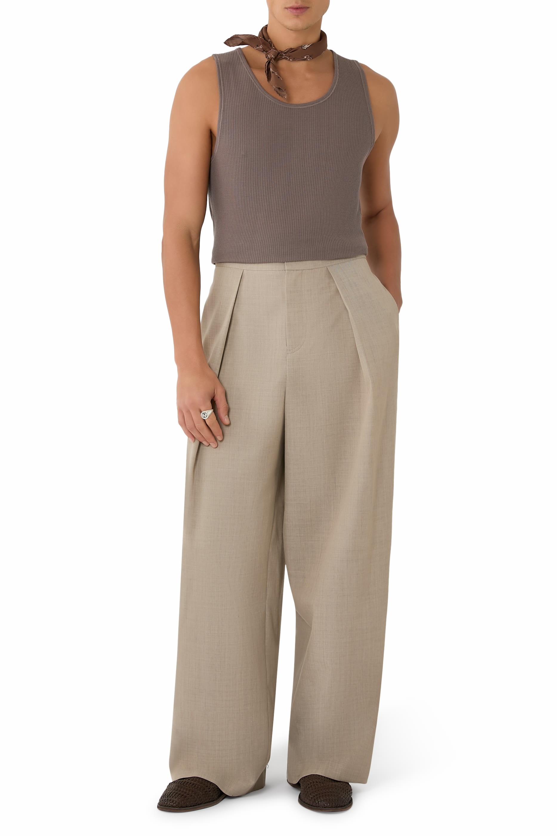 بلوزة مضلعة بلا أكمام