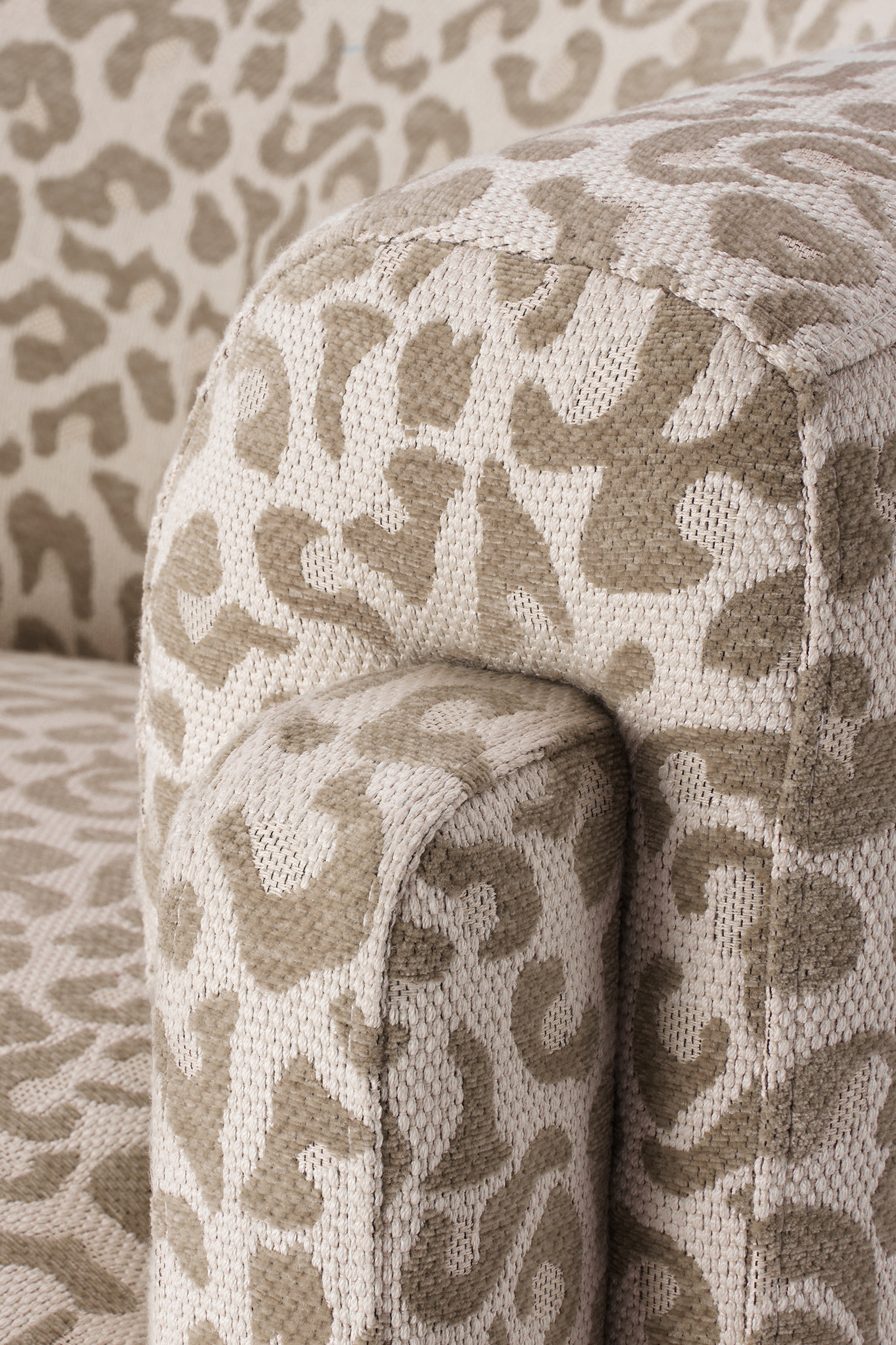 كرسي ام اي تي بمسند للذراعين خشب البندق