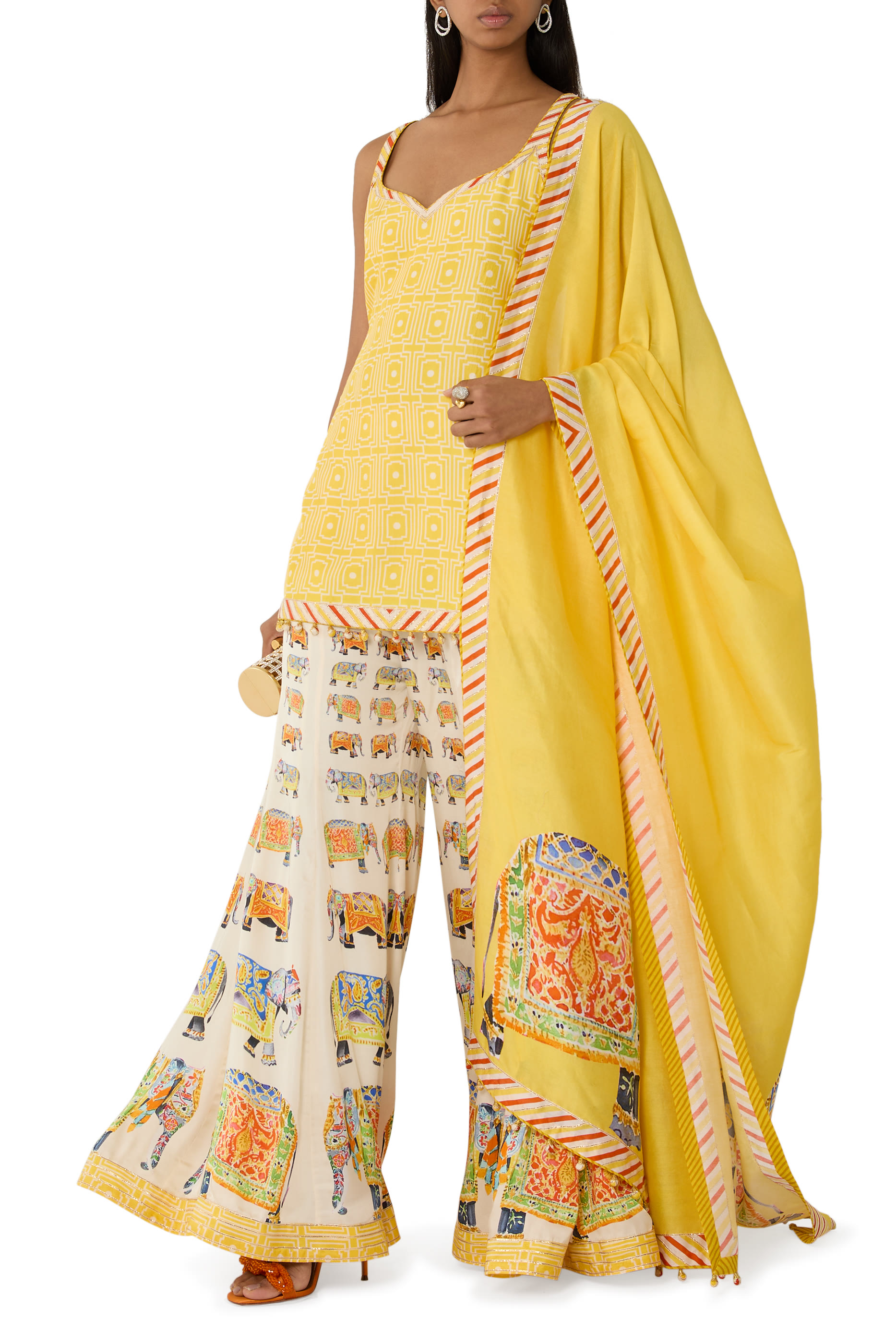 طقم كورتا بقصة قصيرة مع دوباتا وبنطال بالازو بنقشة