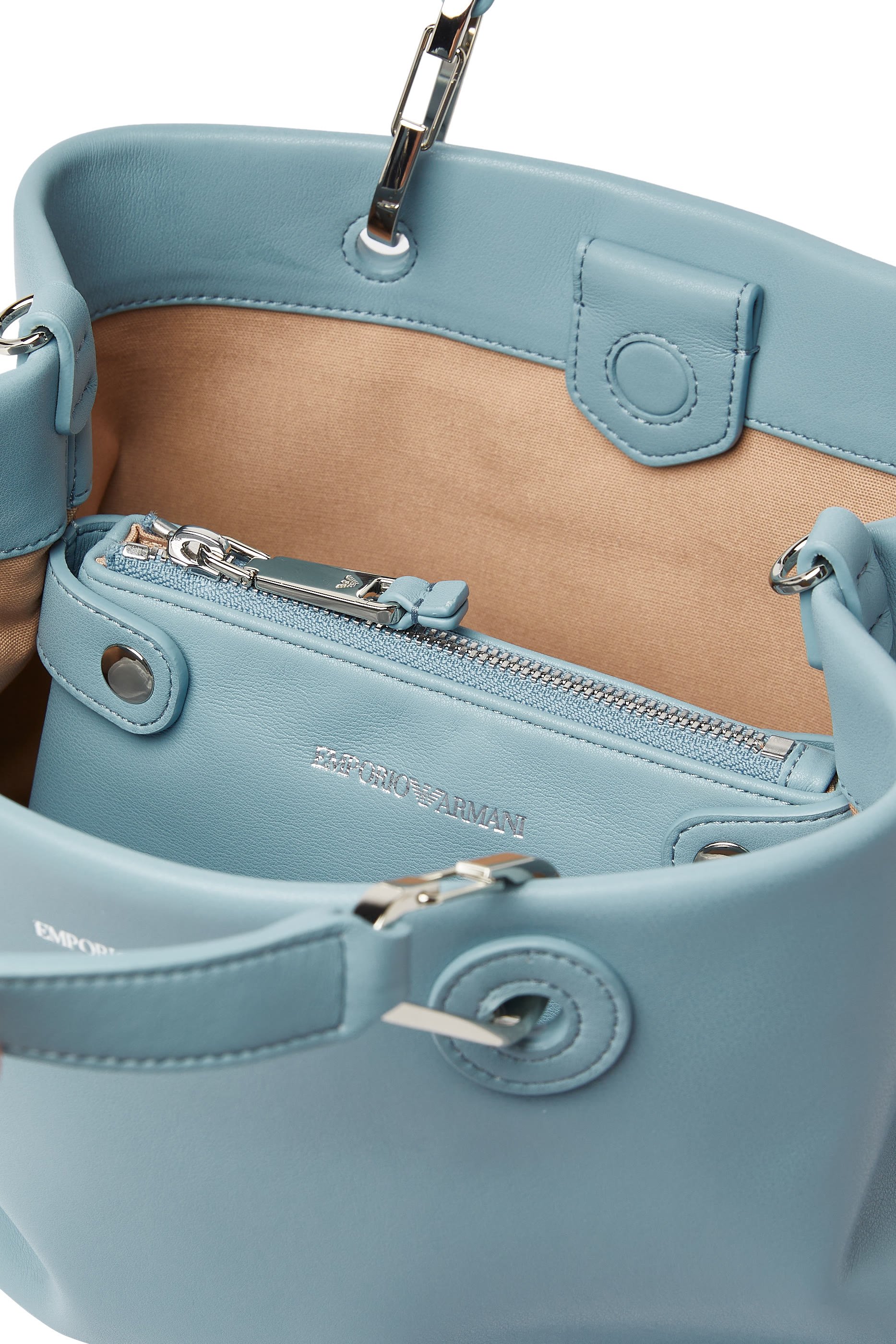 حقيبة يد بشعار الماركة