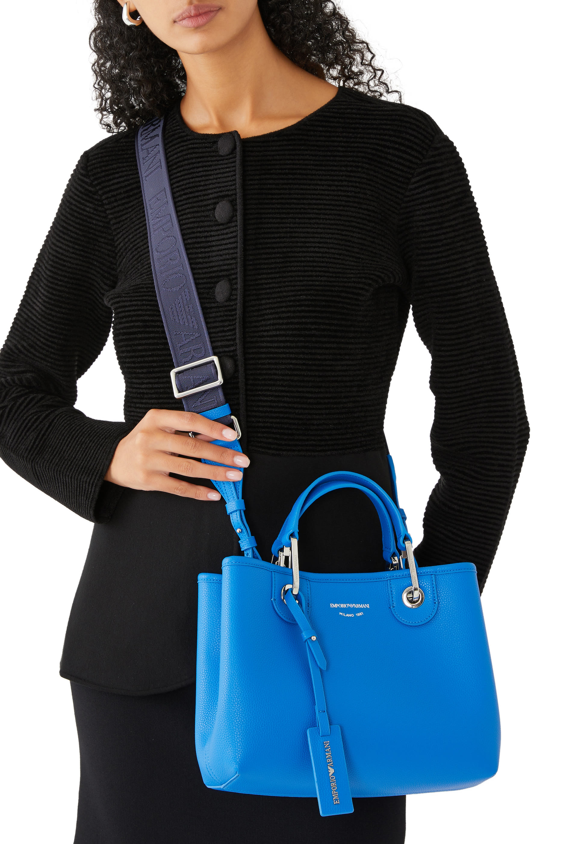 حقيبة يد مزينة بشعار الماركة