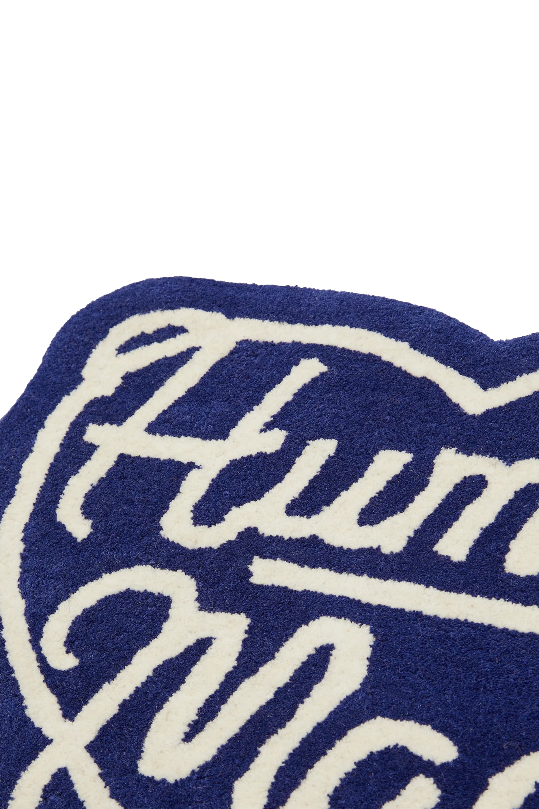 سجادة متوسطة بتصميم قلب