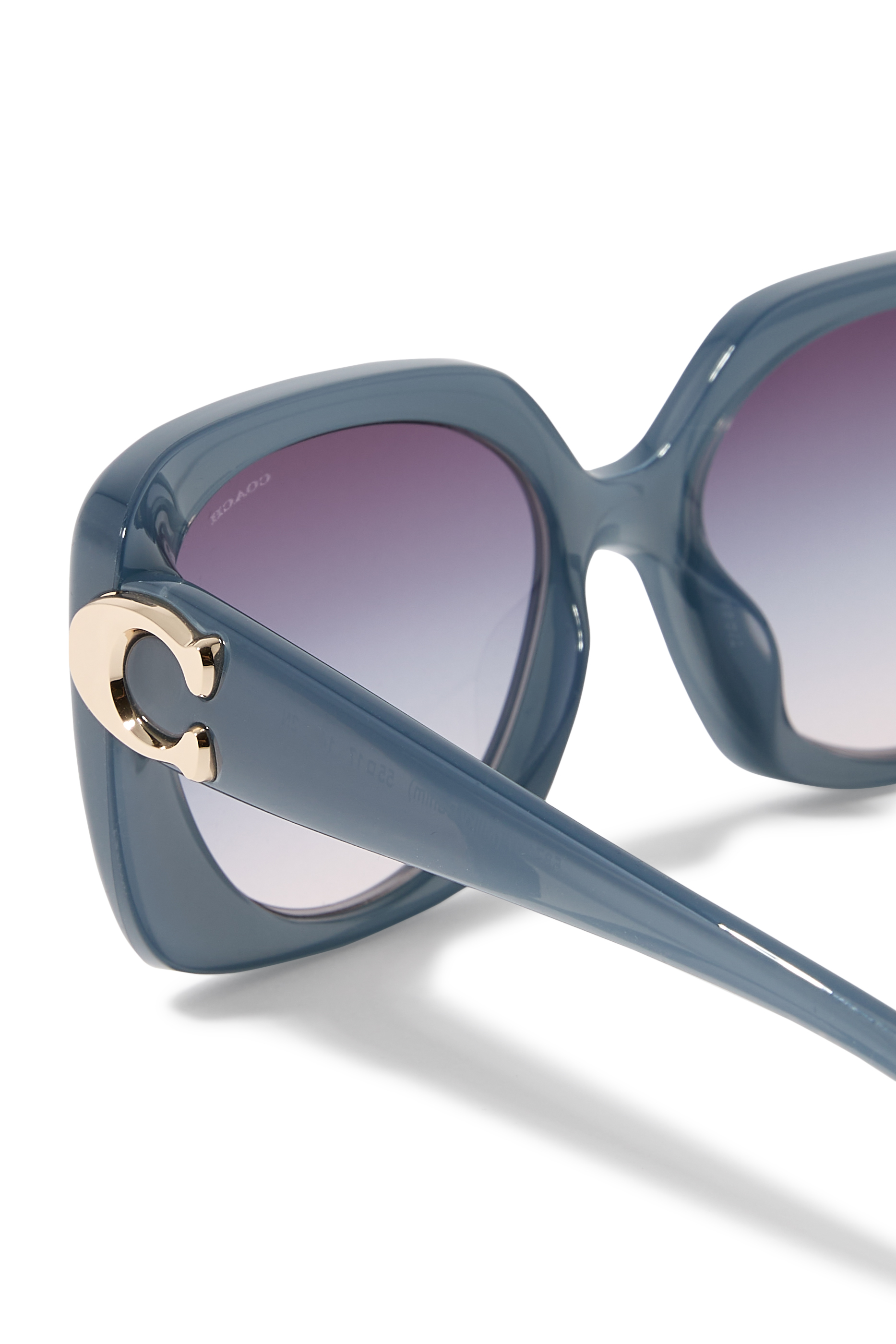 نظارة شمسية بإطار مربع كبير وشعار الماركة