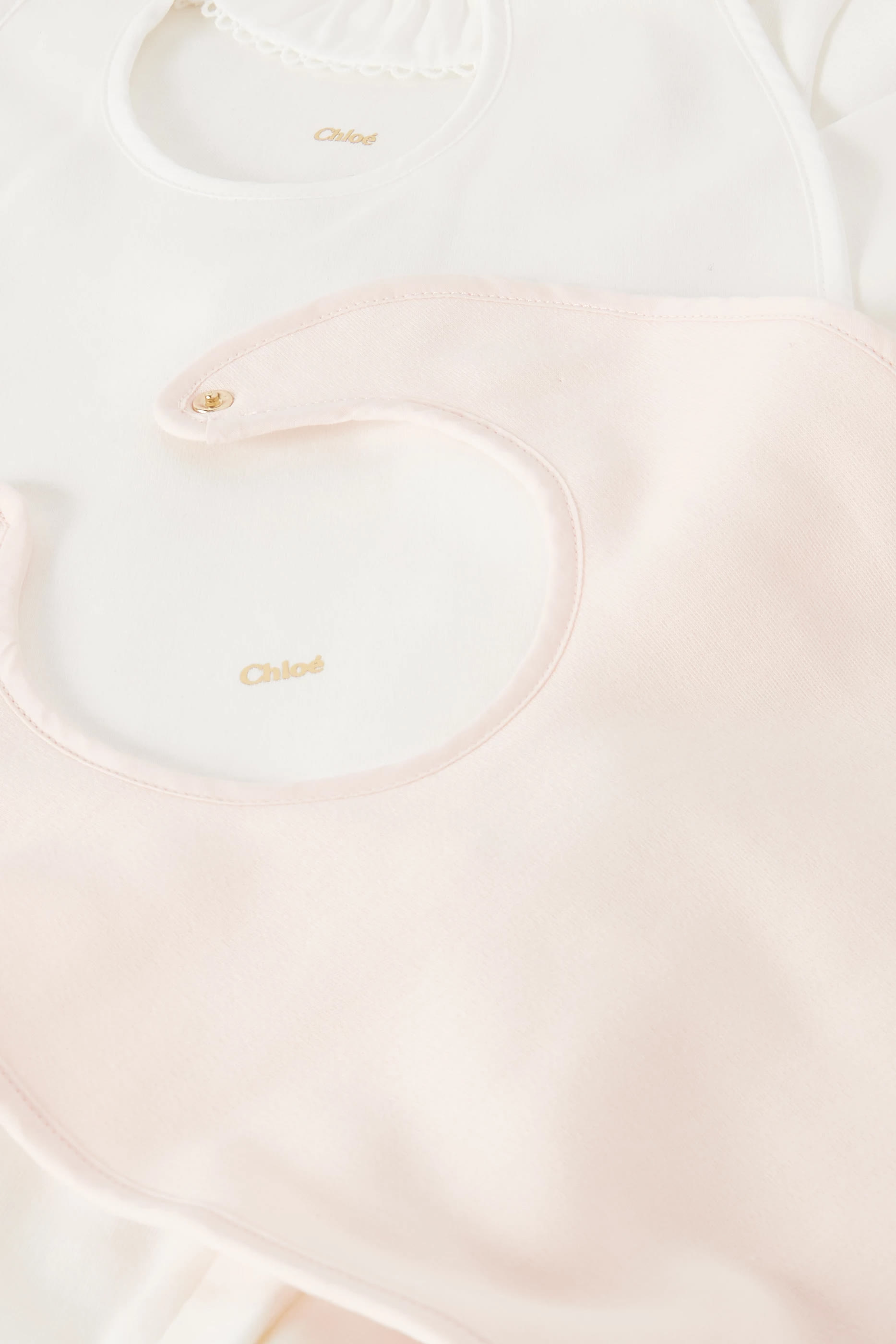 طقم هدية لباس قطعة واحدة ومريلة للأطفال