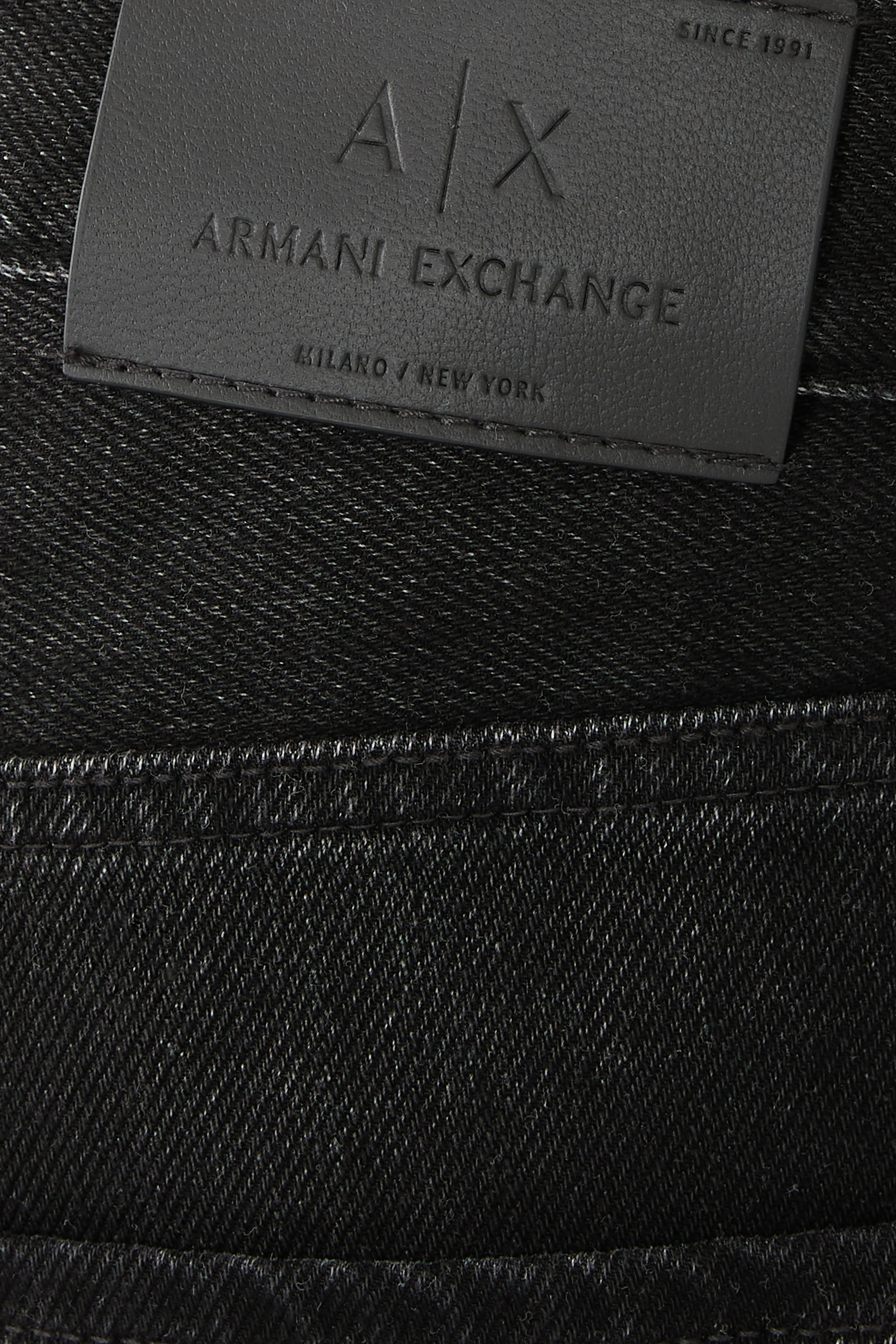 بنطال جينز بقصة ضيقة وخمس جيوب دنيم