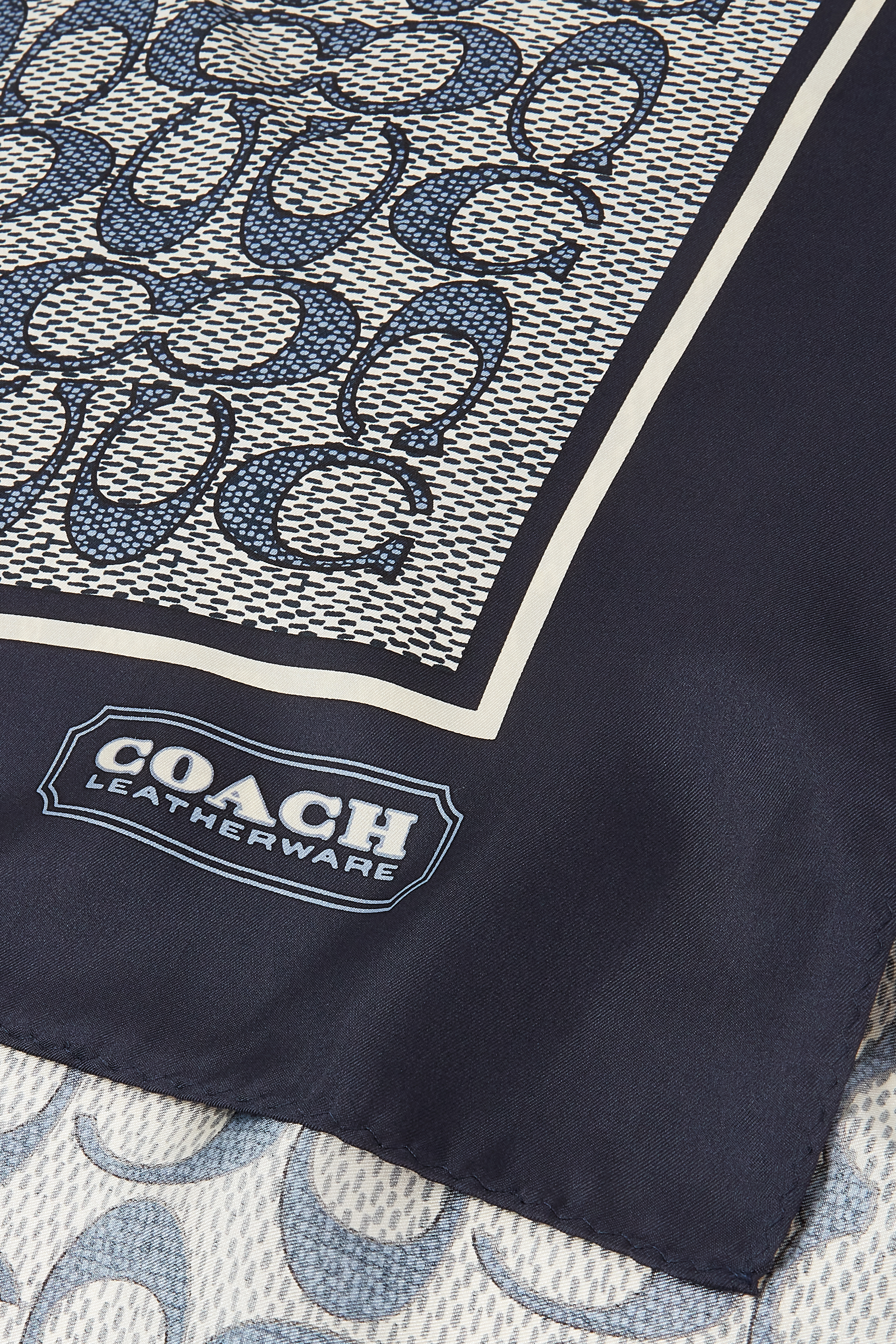 وشاح بتصميم مربع بنقشة شعار الماركة الكلاسيكي