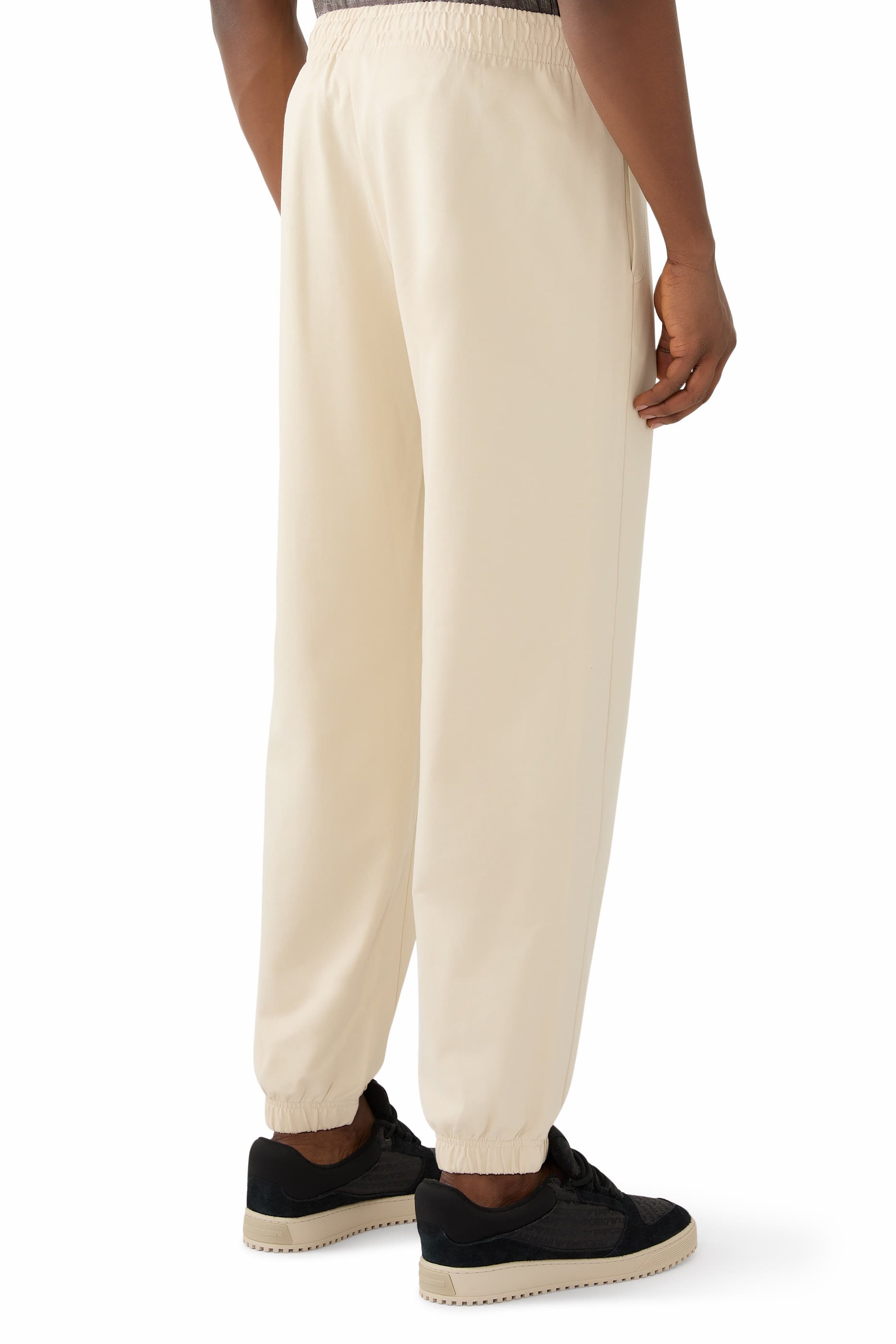 بنطال بشعار الماركة