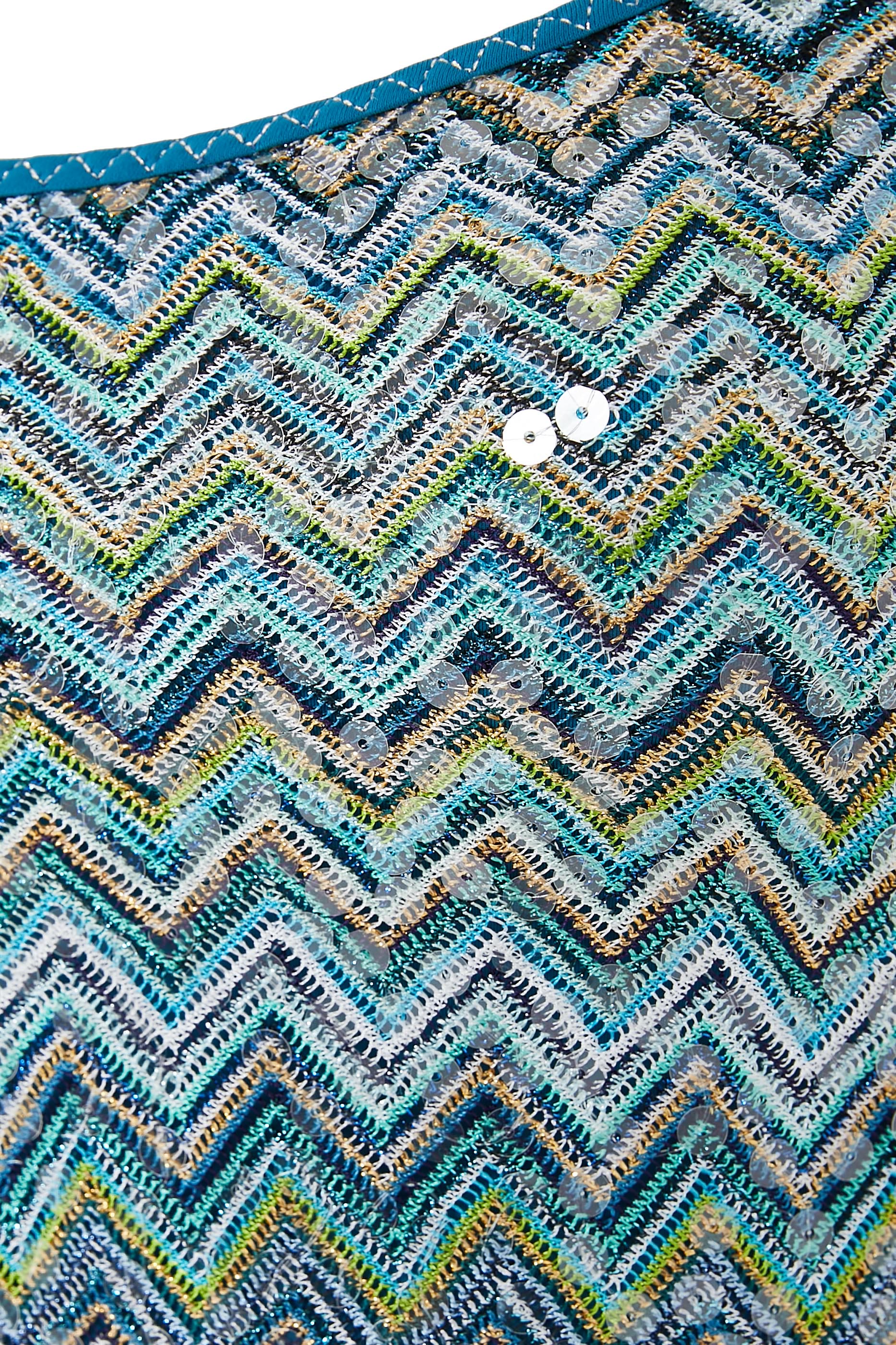 بدلة سباحة بتصميم قطعة واحدة بنقشة خطوط متعرجة