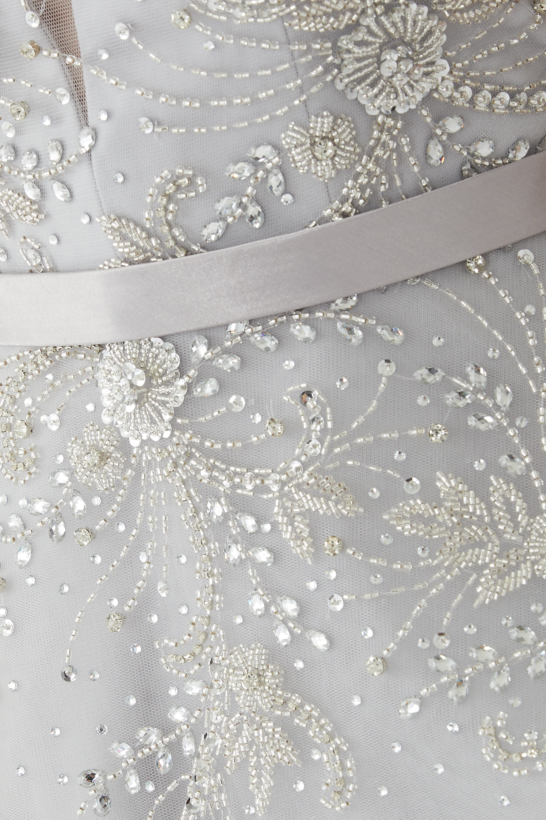 فستان سهرة بأكمام طويلة تول