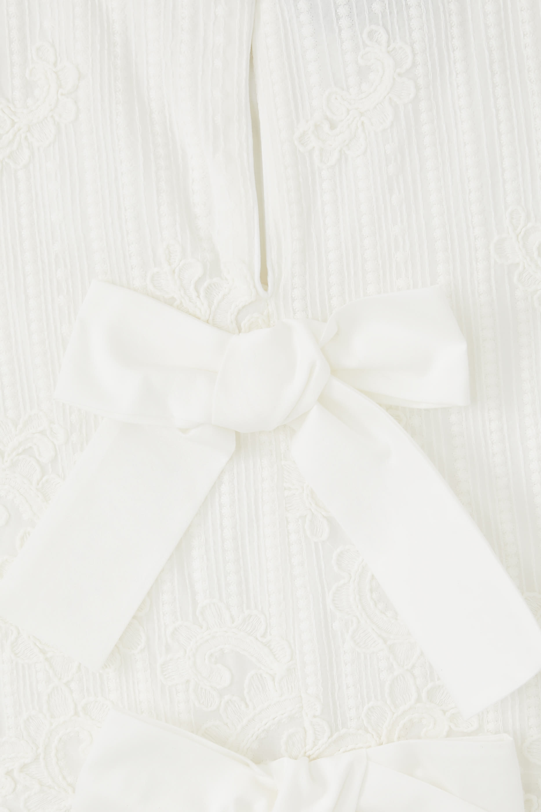 بلوزة بحافة صدفية وتطريز للأطفال