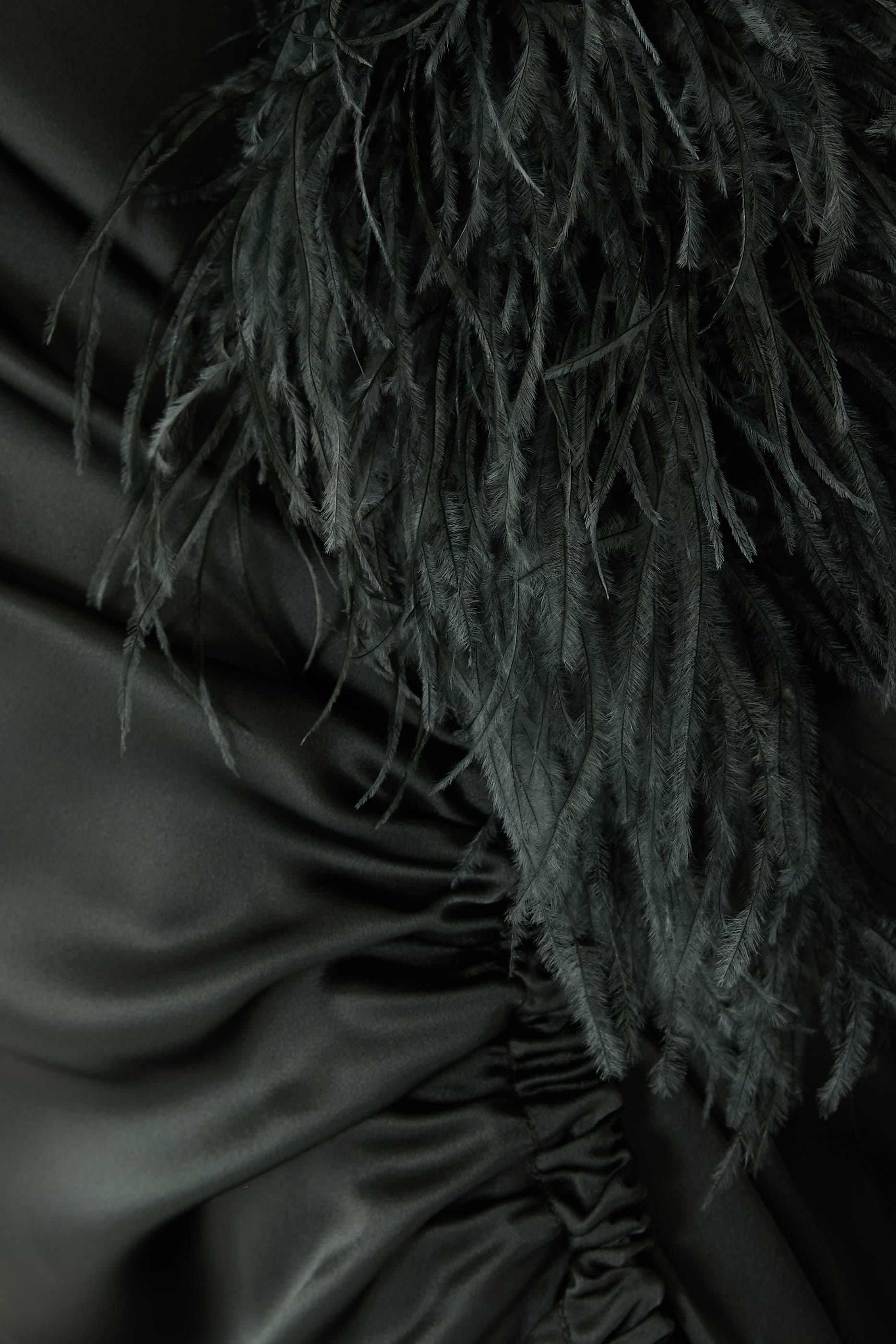 فستان طويل بتفاصيل مزمومة ريش 